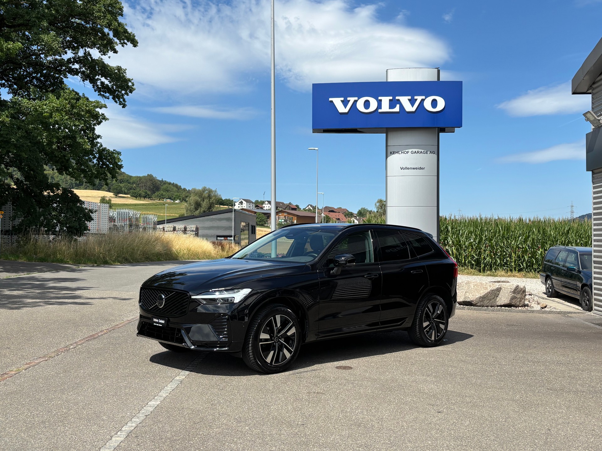 VOLVO XC60 2.0 B5 MH Plus Dark AWD-image-0