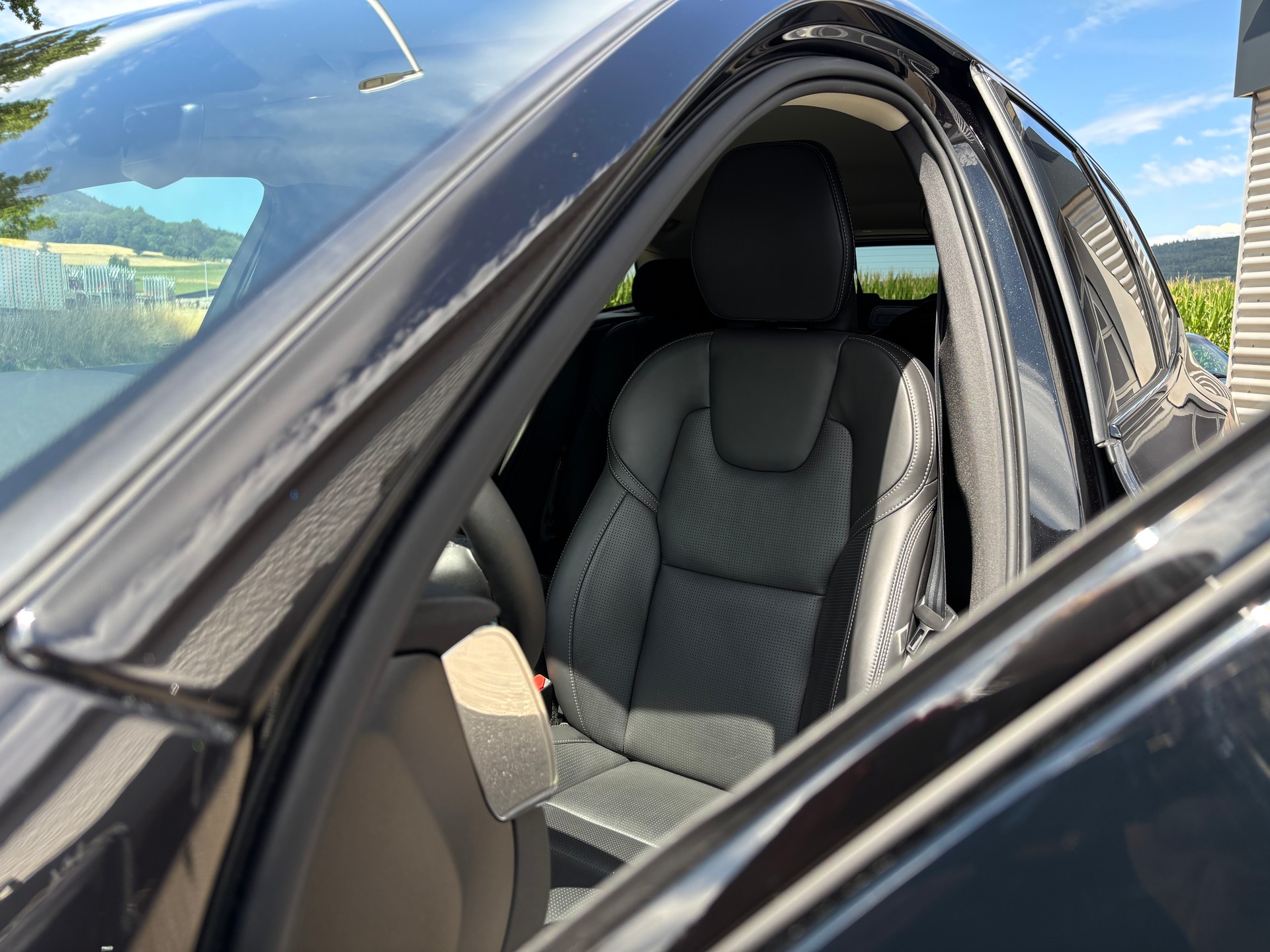 VOLVO XC60 2.0 B5 MH Plus Dark AWD-image-3