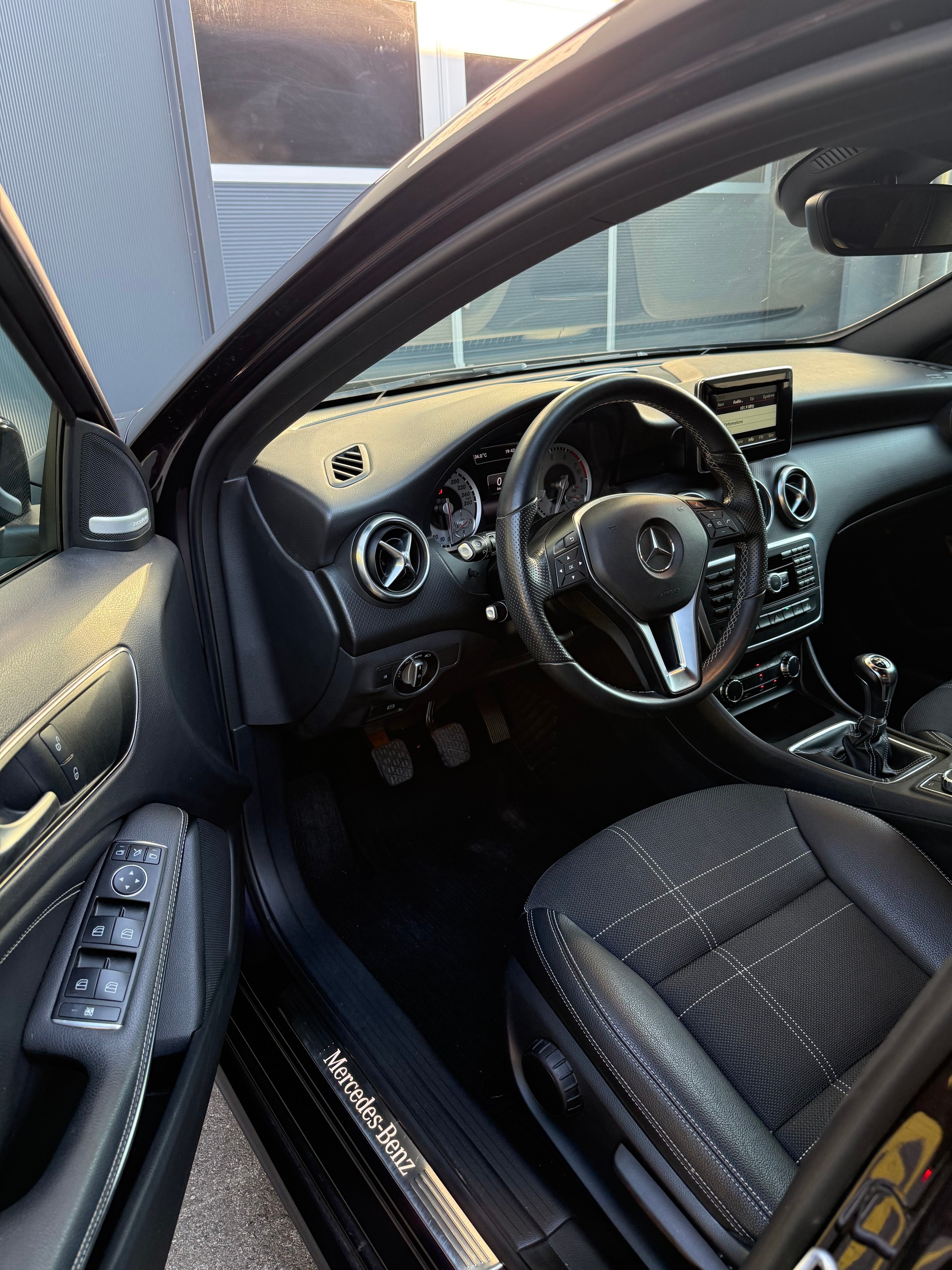 MERCEDES-BENZ A 200 AMG Line-image-12