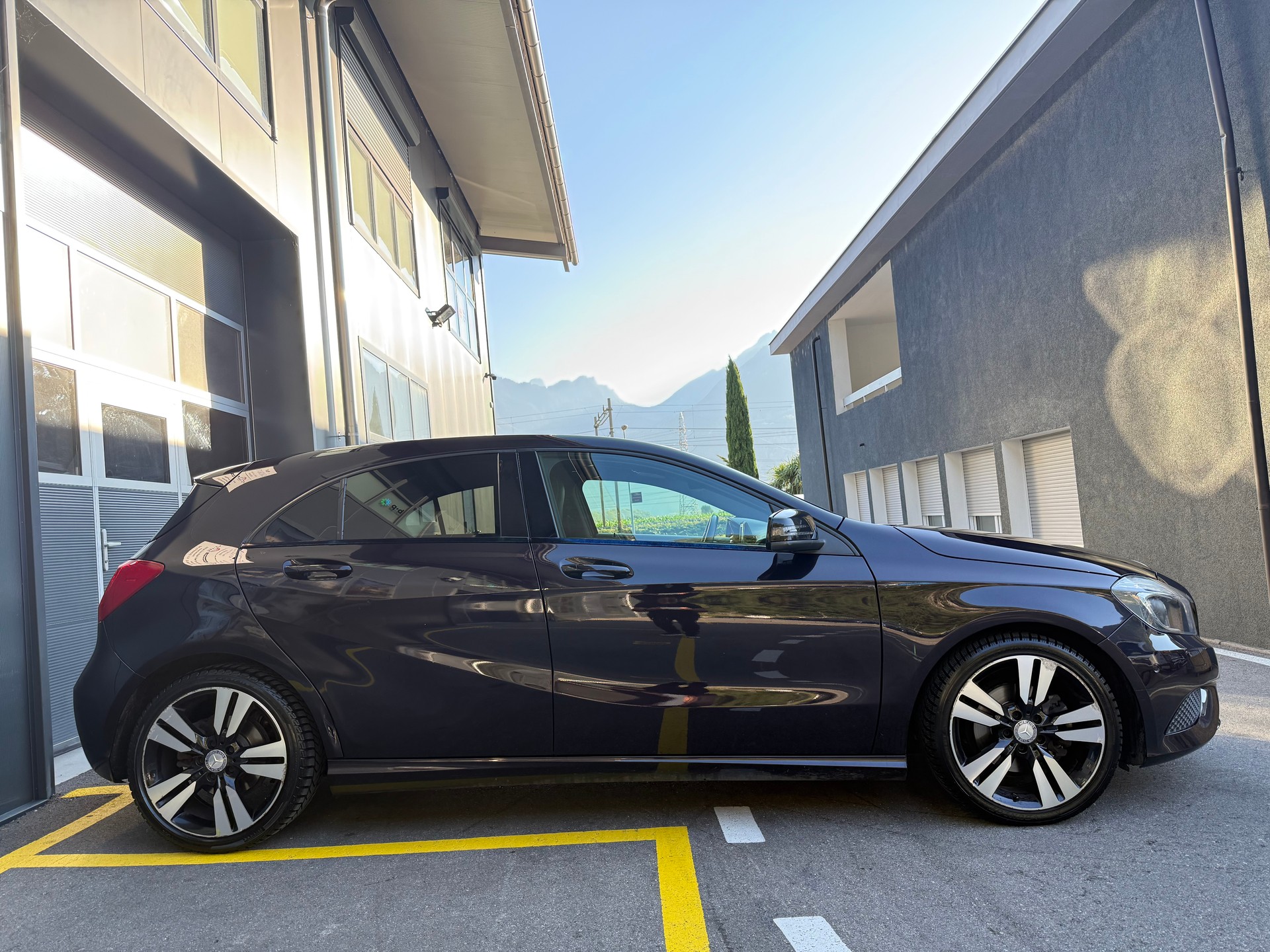MERCEDES-BENZ A 200 AMG Line-image-3