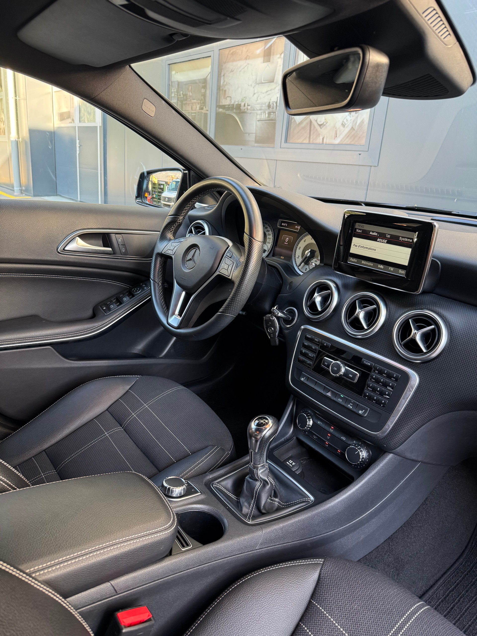 MERCEDES-BENZ A 200 AMG Line-image-11