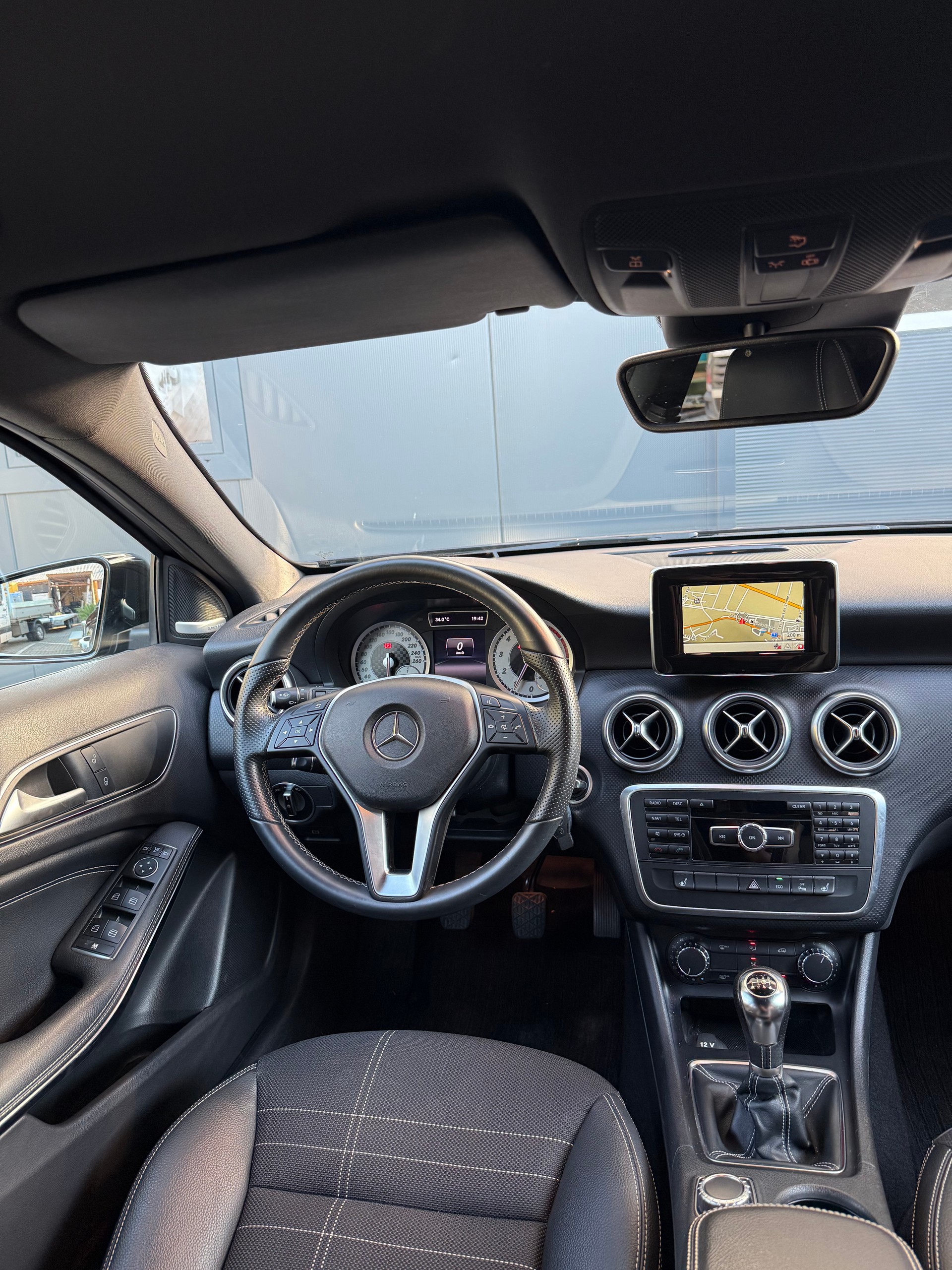 MERCEDES-BENZ A 200 AMG Line-image-9
