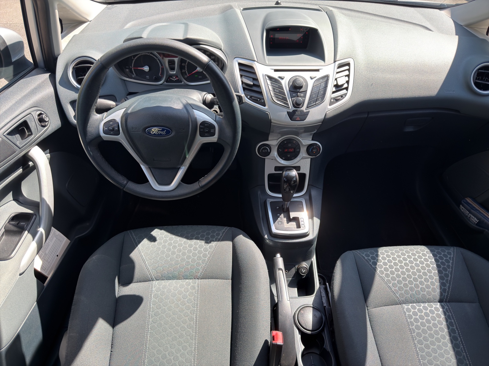 FORD Fiesta 1.4 16V Trend Automatic-image-12