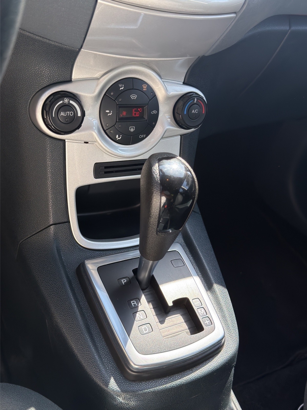 FORD Fiesta 1.4 16V Trend Automatic-image-15