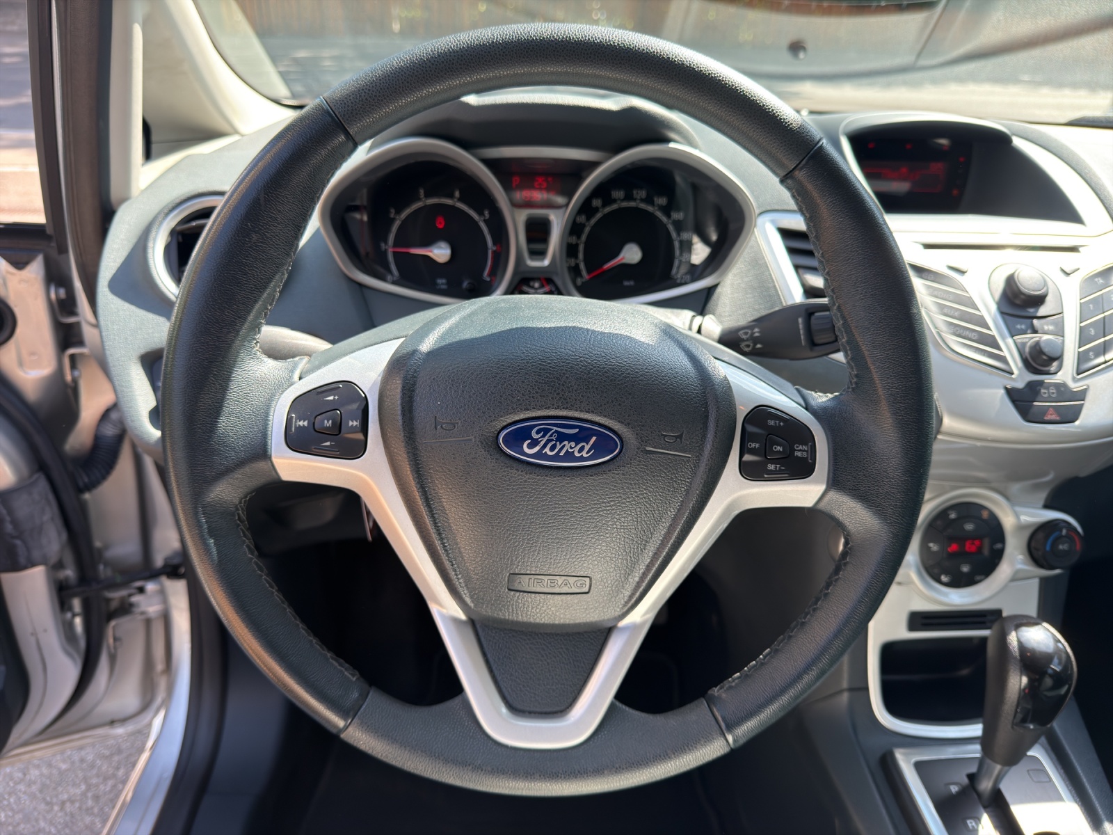 FORD Fiesta 1.4 16V Trend Automatic-image-13