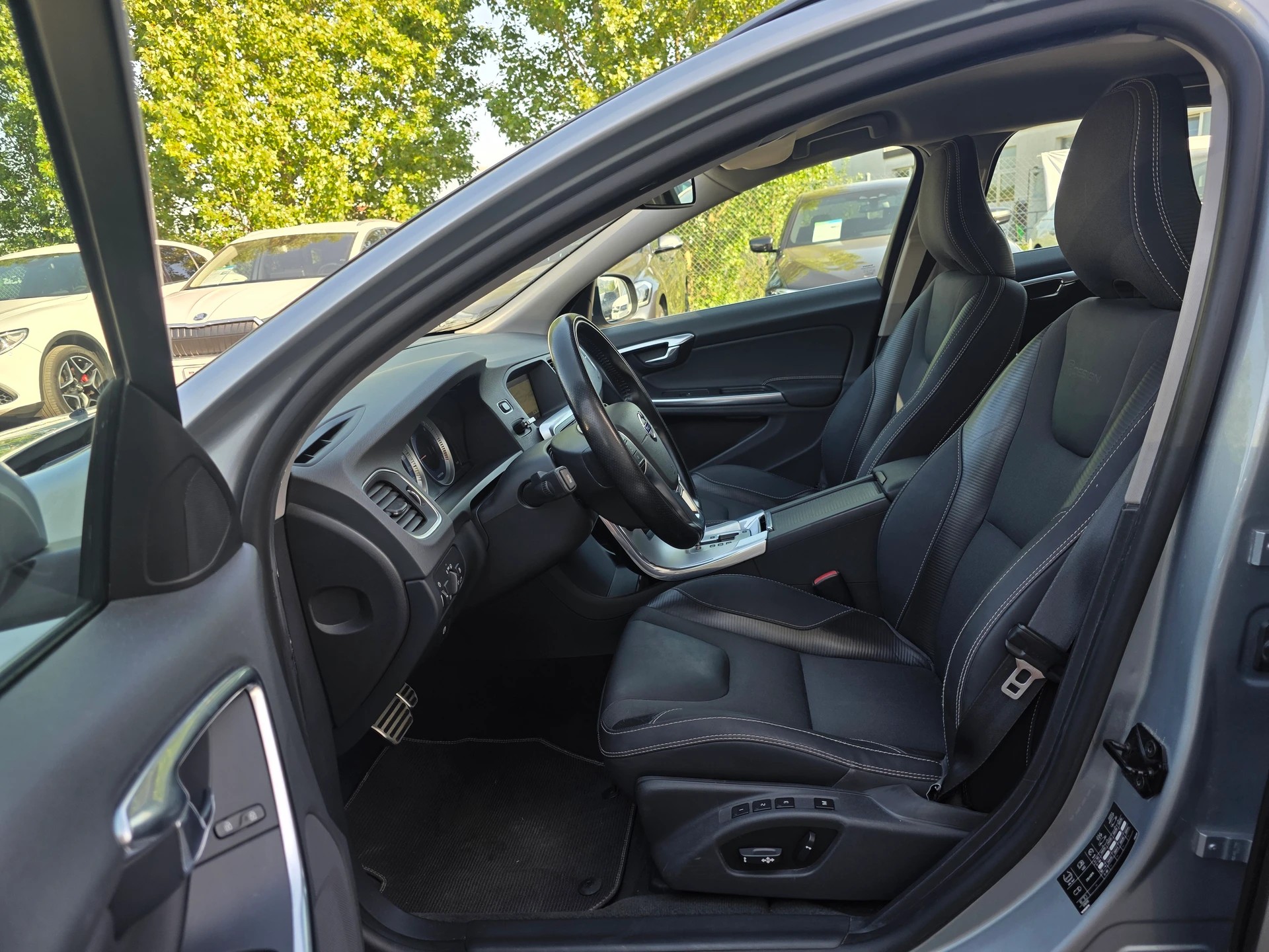 VOLVO V60 D5 AWD R-Design Geartronic * CH-Fahrzeug * 230PS * inkl. Garantie *-image-7