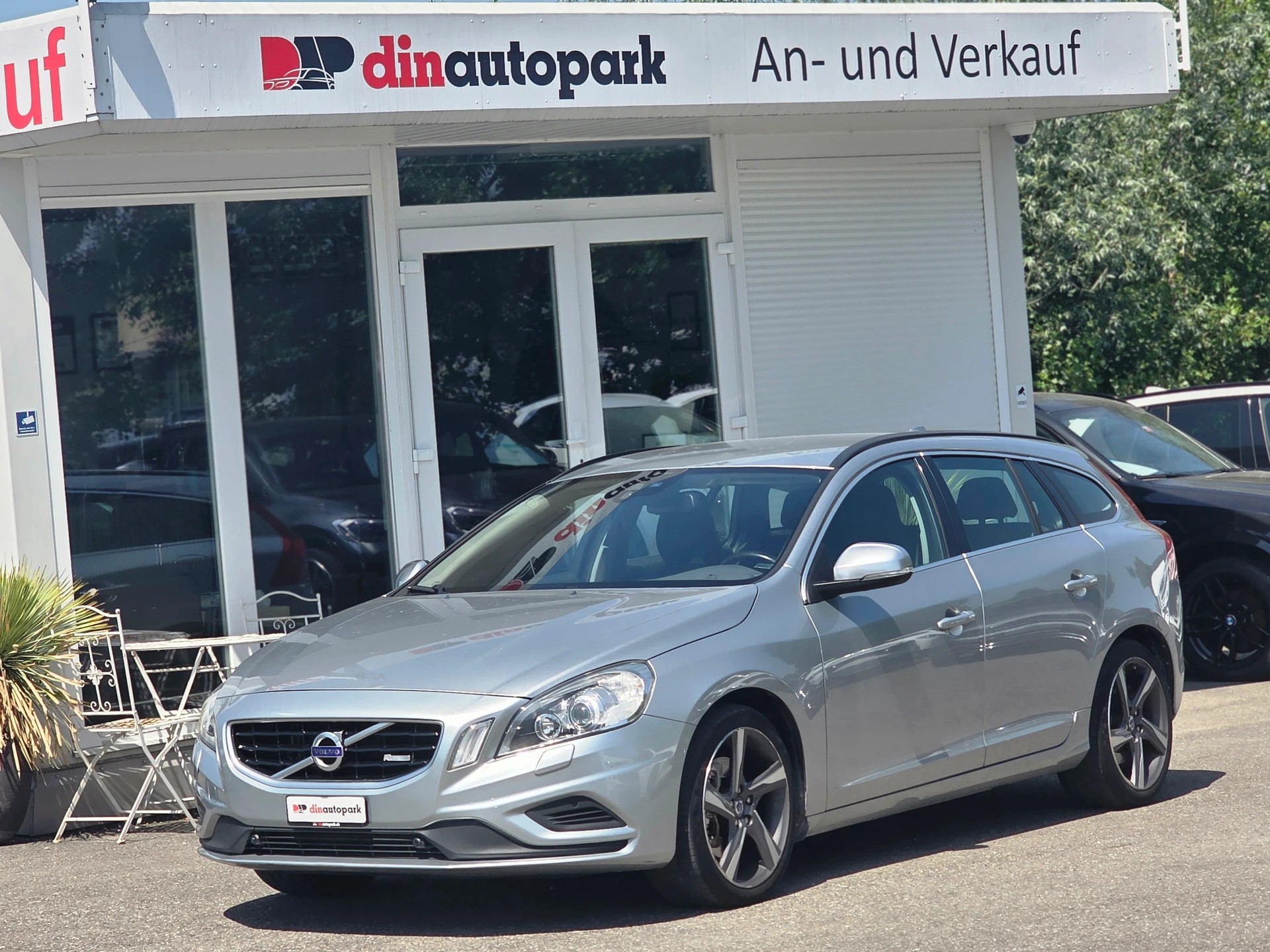 VOLVO V60 D5 AWD R-Design Geartronic * CH-Fahrzeug * 230PS * inkl. Garantie *-image-0