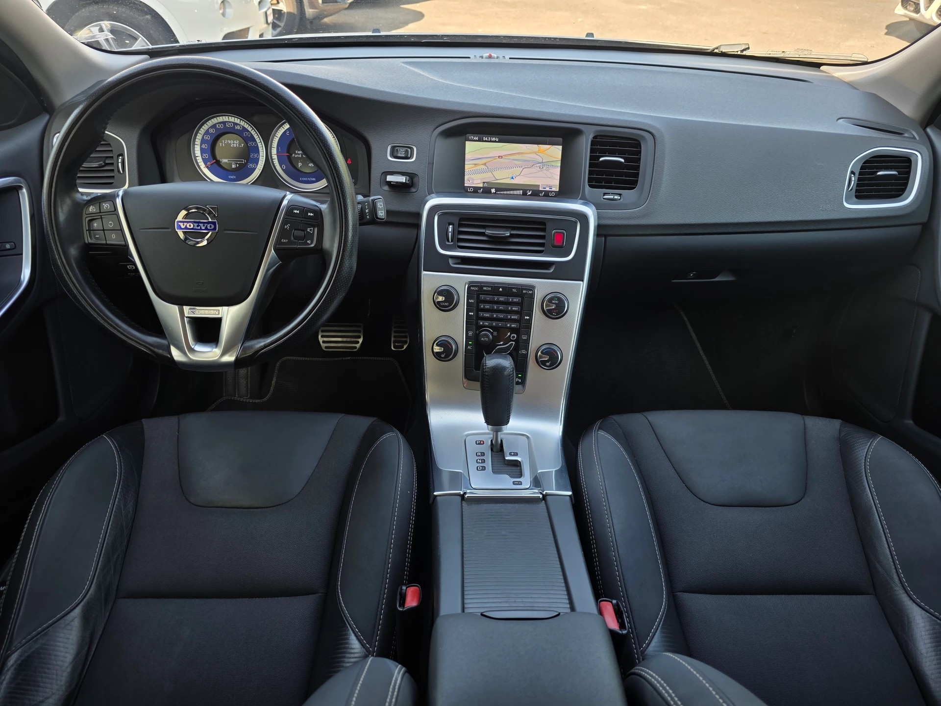 VOLVO V60 D5 AWD R-Design Geartronic * CH-Fahrzeug * 230PS * inkl. Garantie *-image-12