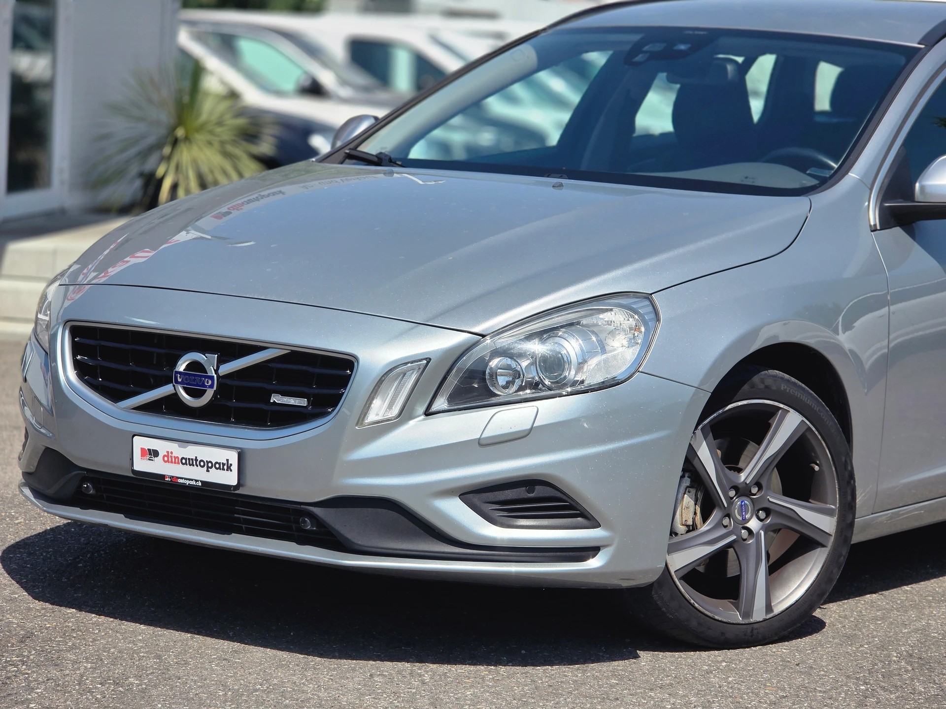 VOLVO V60 D5 AWD R-Design Geartronic * CH-Fahrzeug * 230PS * inkl. Garantie *-image-2