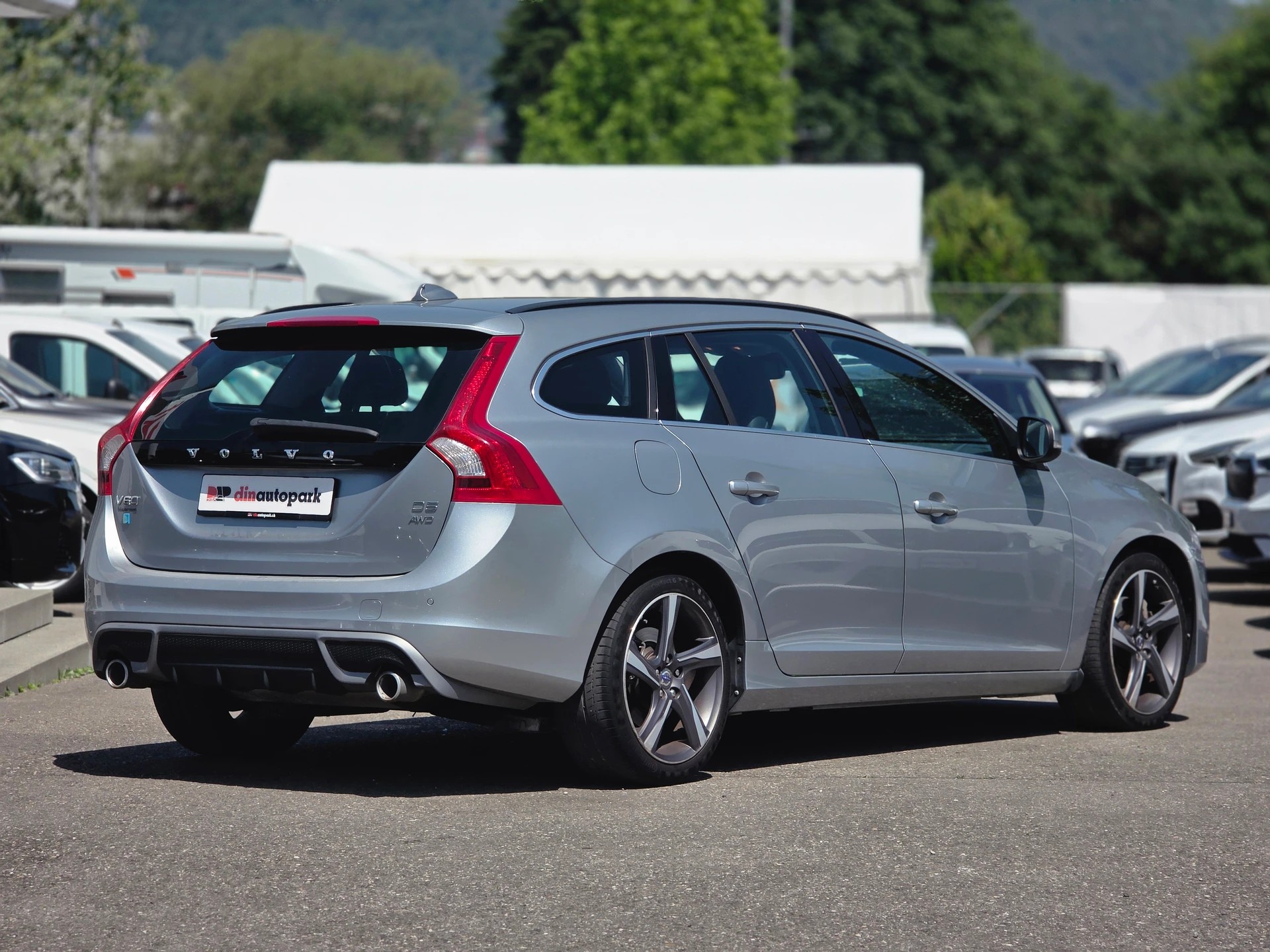 VOLVO V60 D5 AWD R-Design Geartronic * CH-Fahrzeug * 230PS * inkl. Garantie *-image-4