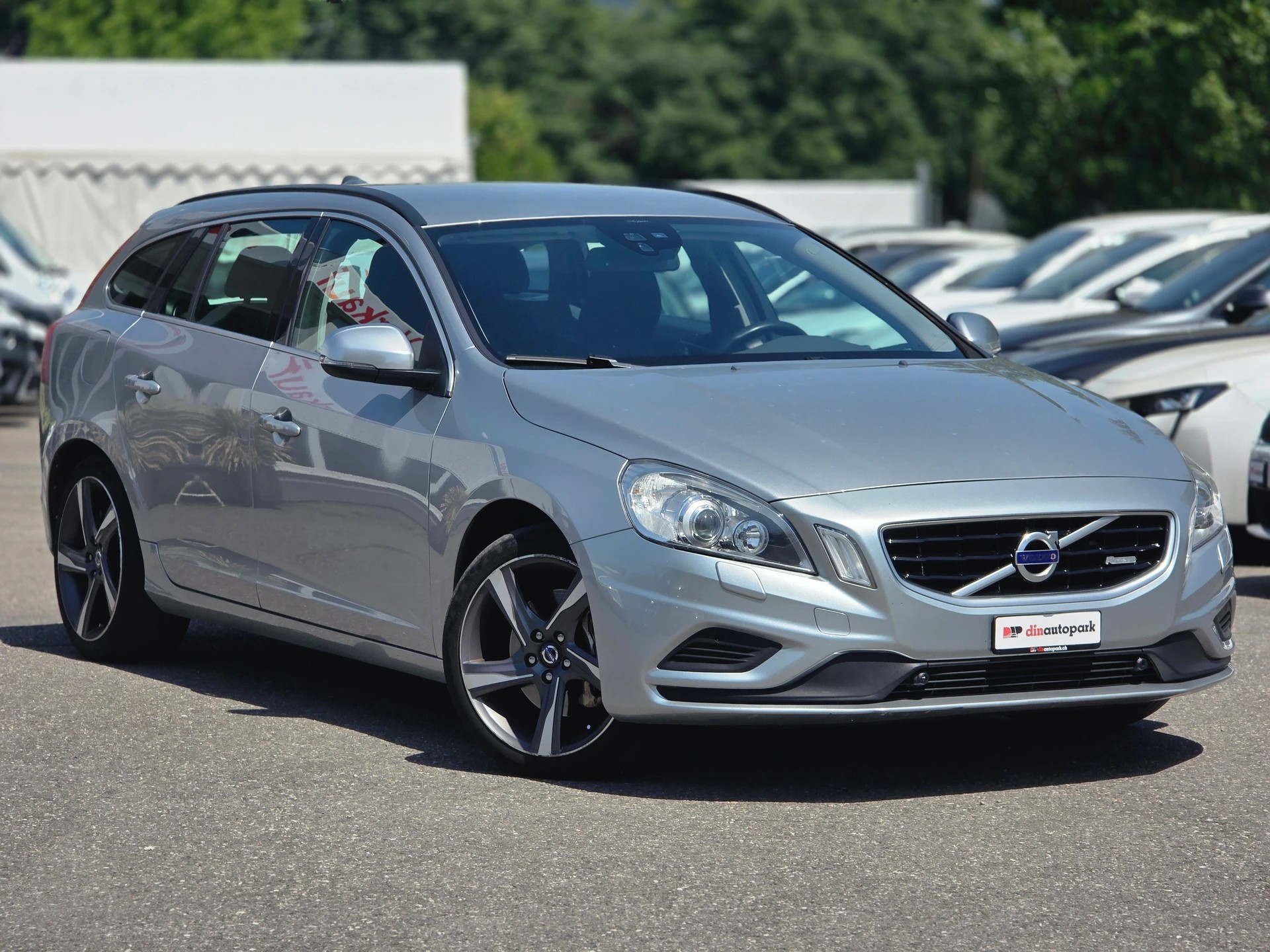 VOLVO V60 D5 AWD R-Design Geartronic * CH-Fahrzeug * 230PS * inkl. Garantie *-image-3