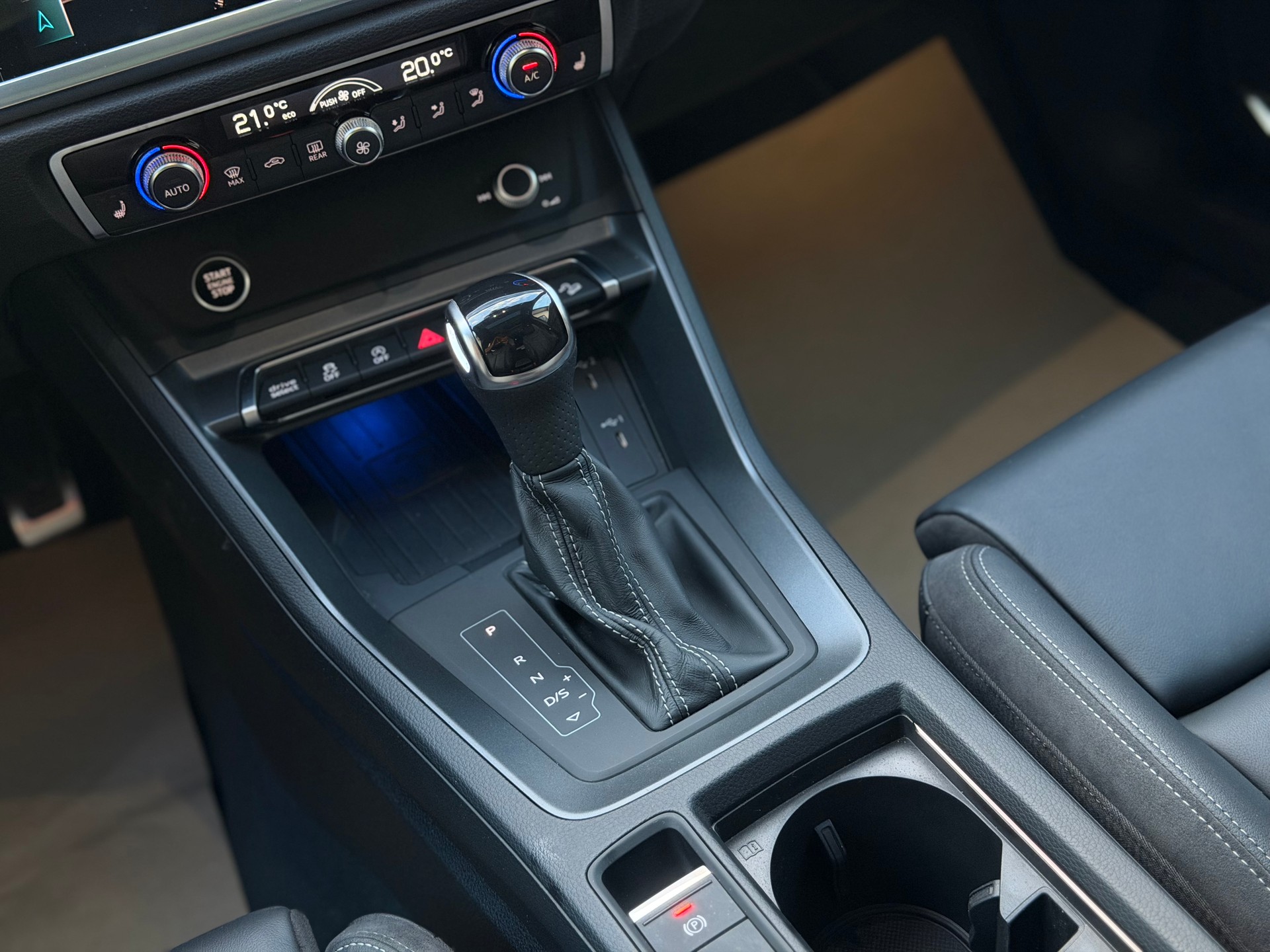 AUDI Q3 45 TFSI S line quattro S-tronic-image-17