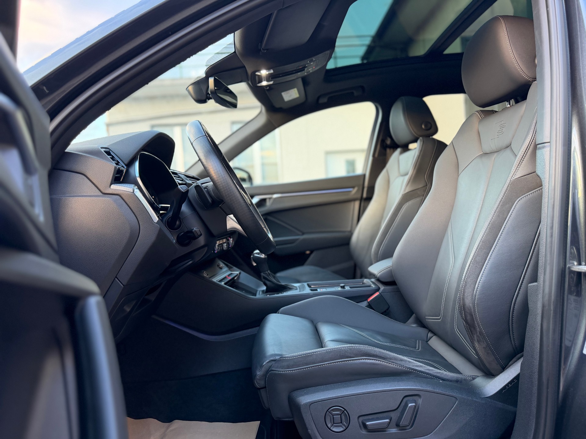 AUDI Q3 45 TFSI S line quattro S-tronic-image-9
