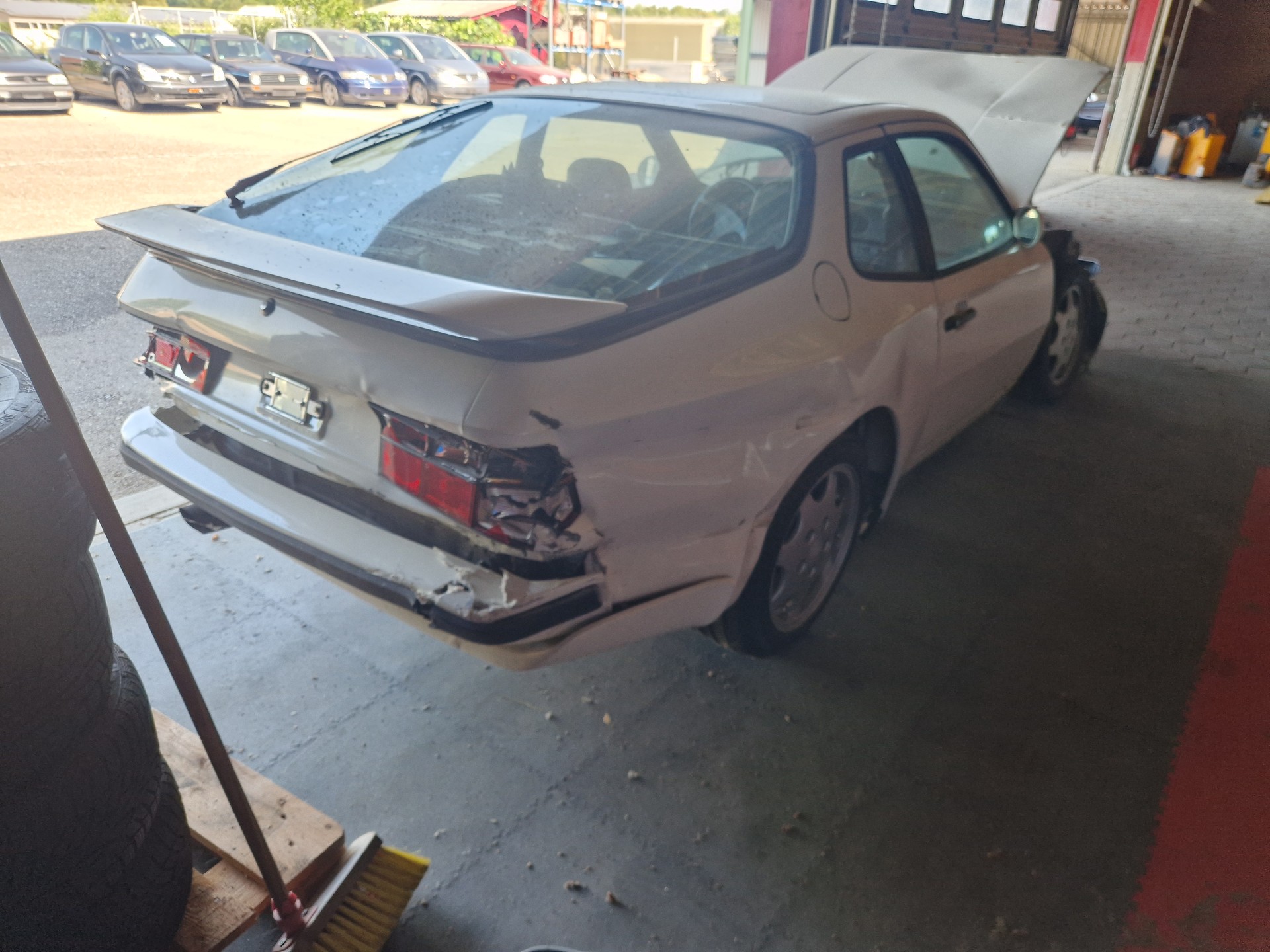 PORSCHE 944 Turbo-image-6