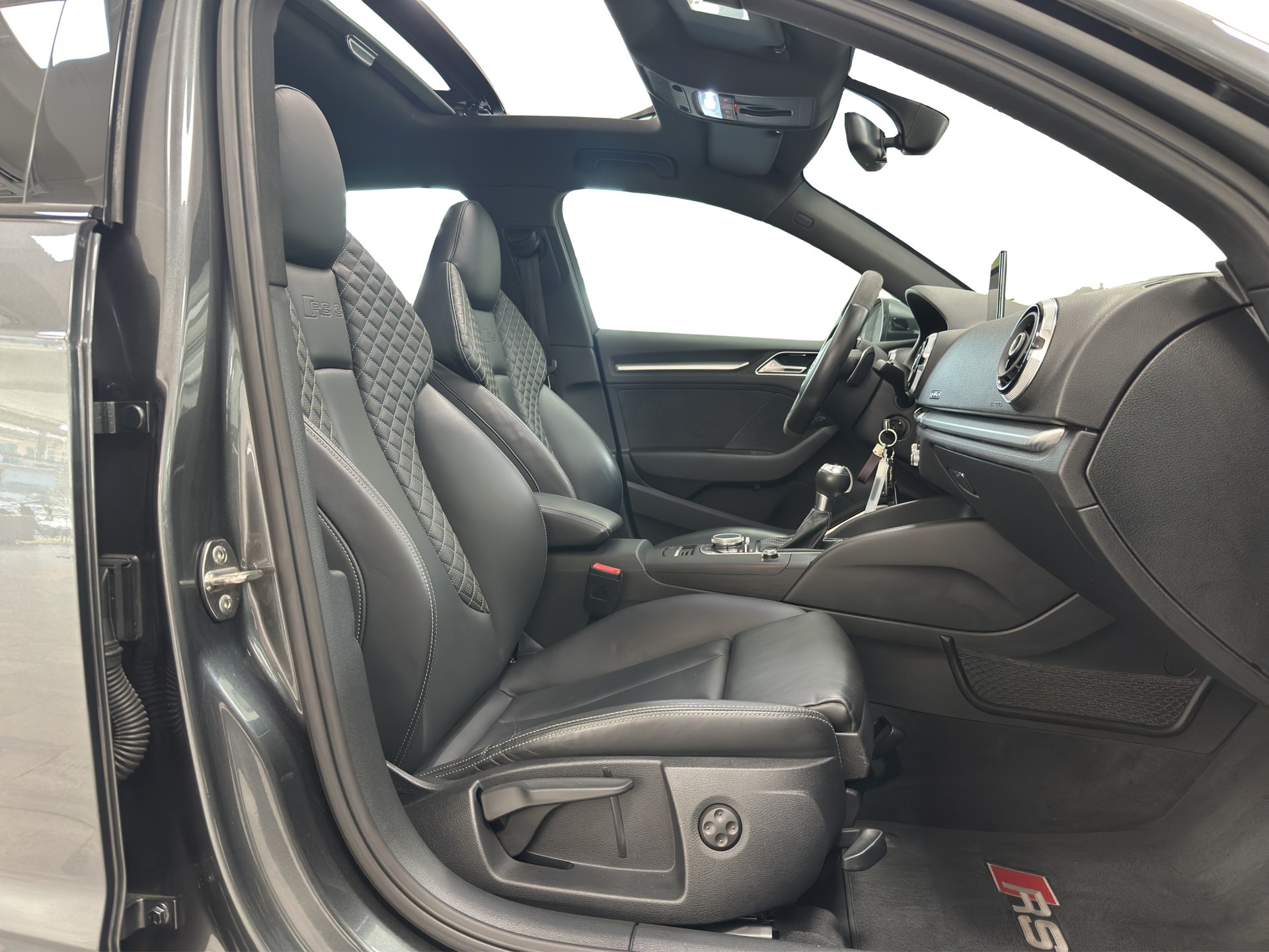 AUDI RS3 2.5 TSI quattro S-tronic-image-6