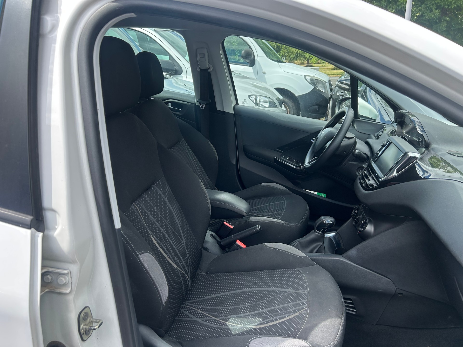 PEUGEOT 208 1.2 VTI Active-image-11