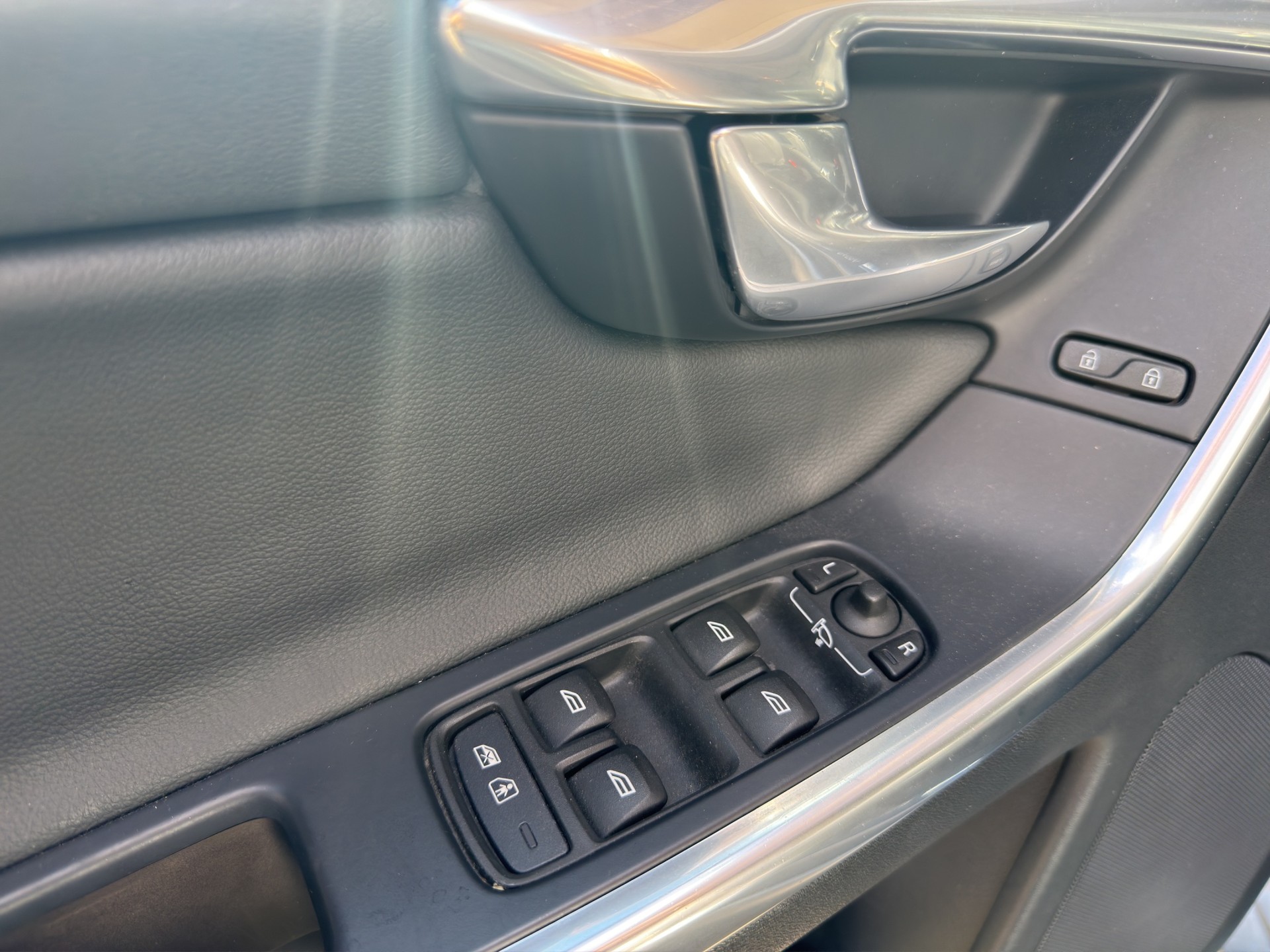 VOLVO XC60 T5 AWD Momentum Geartronic-image-10