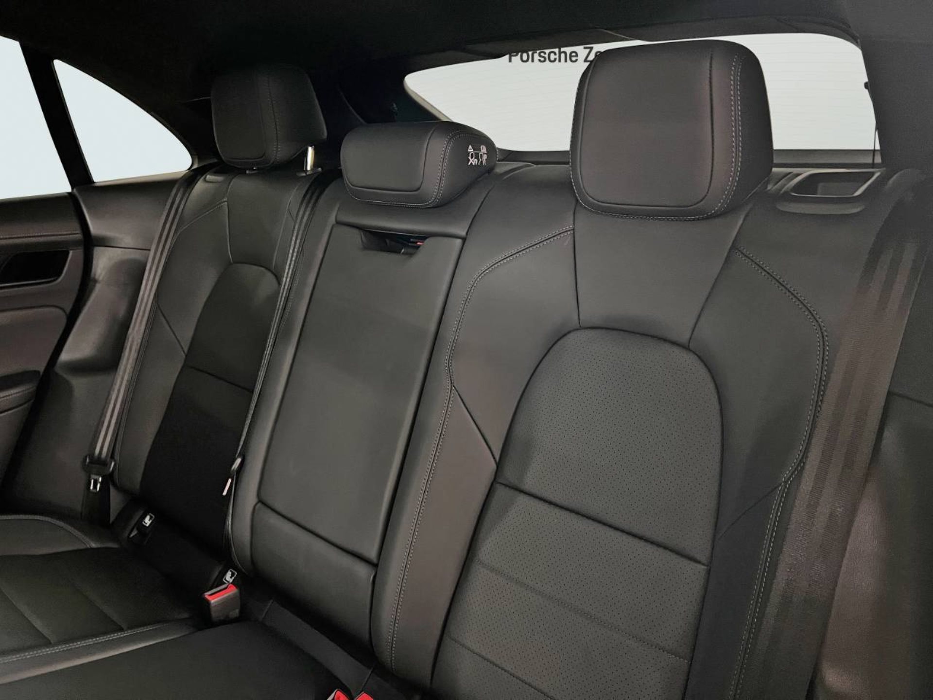 PORSCHE Macan 4S-image-24