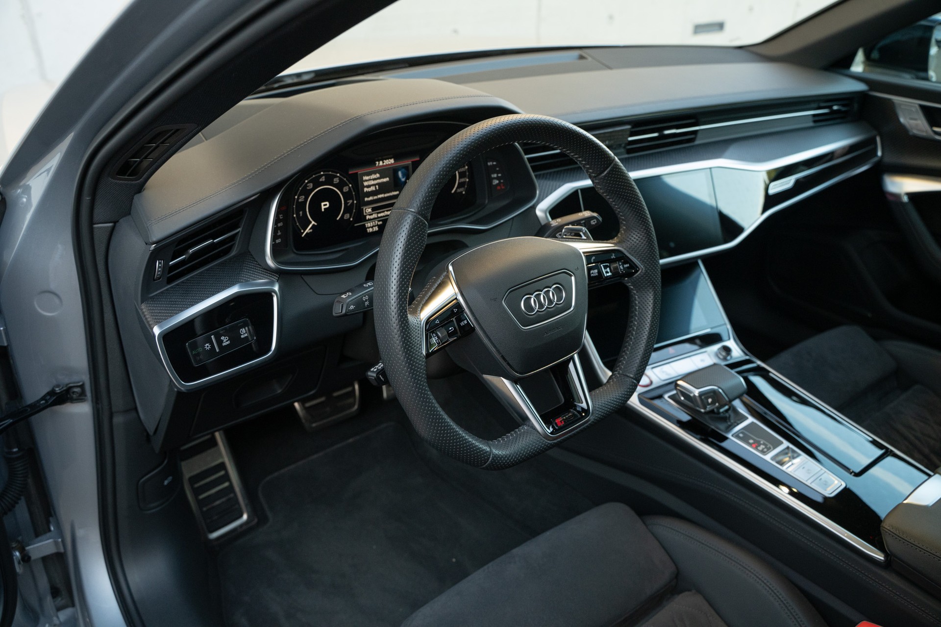 AUDI 4.0 V8 TFSI quattro T-Tronic-image-8