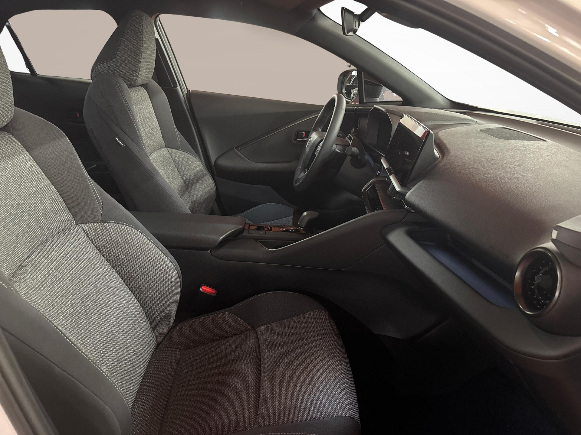TOYOTA C-HR 2.0 PHEV Swiss Edition-image-9