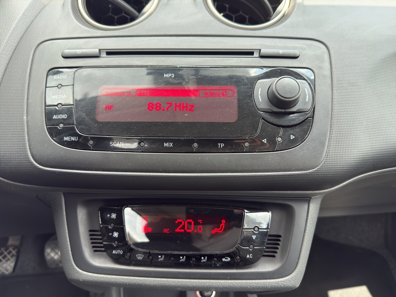 SEAT Ibiza 1.6 Sport-image-13