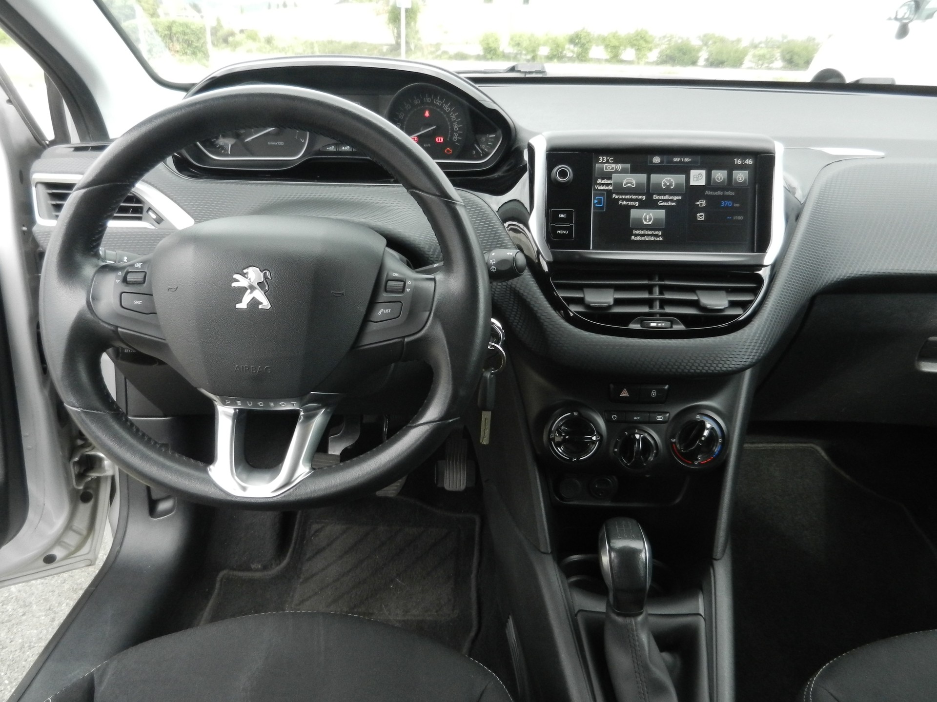 PEUGEOT 208 1.2 PureTech Style-image-10
