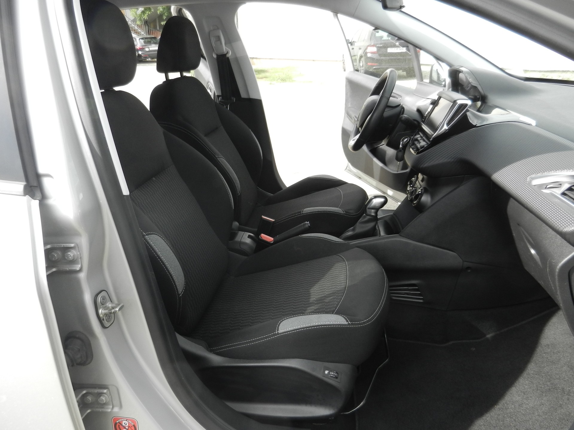 PEUGEOT 208 1.2 PureTech Style-image-8