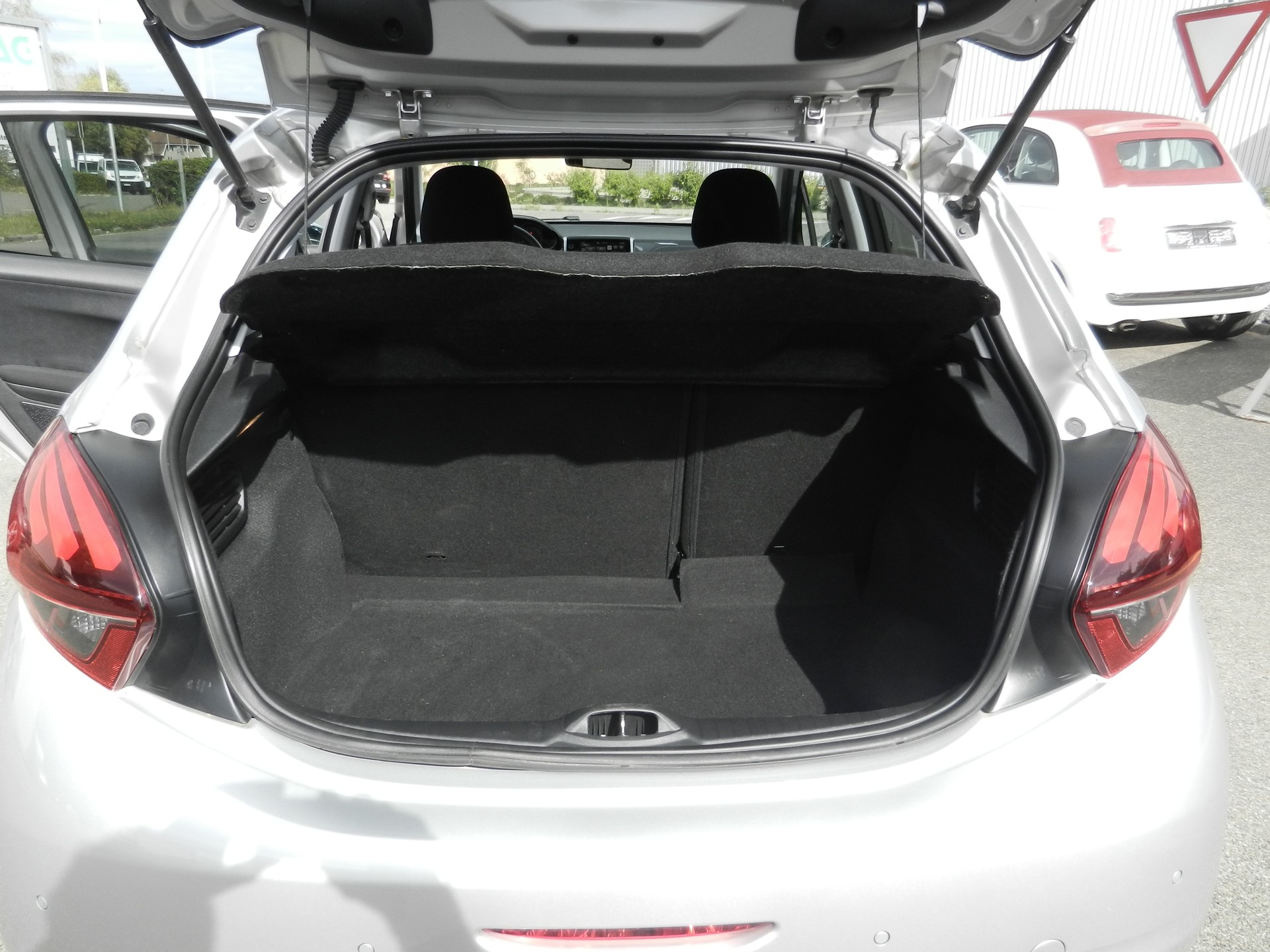 PEUGEOT 208 1.2 PureTech Style-image-6