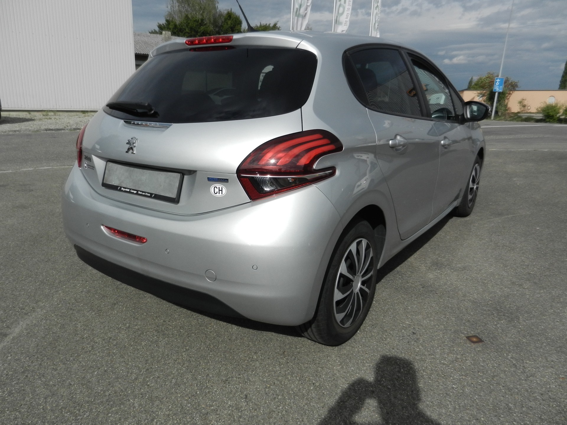 PEUGEOT 208 1.2 PureTech Style-image-3