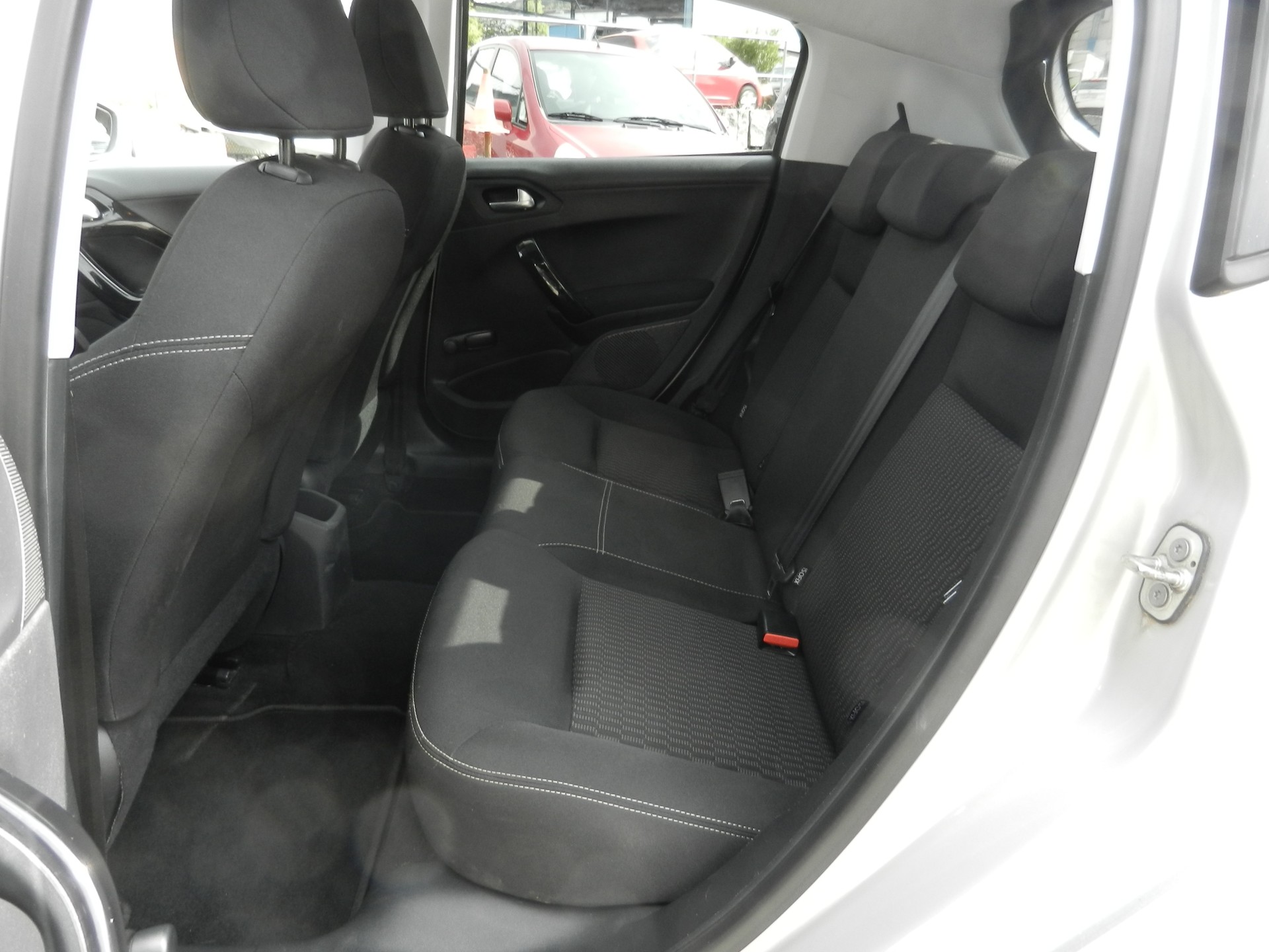 PEUGEOT 208 1.2 PureTech Style-image-5