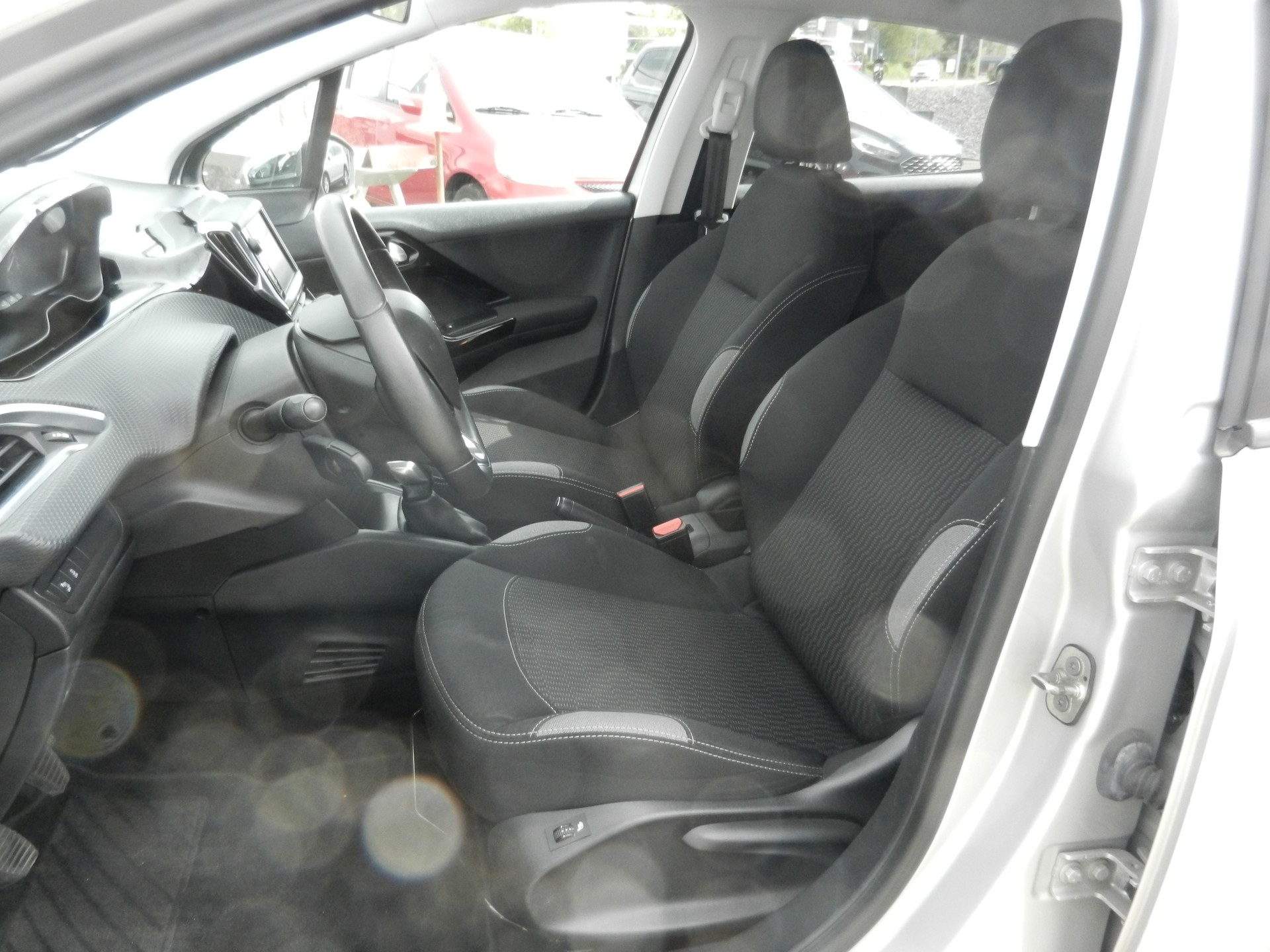 PEUGEOT 208 1.2 PureTech Style-image-4