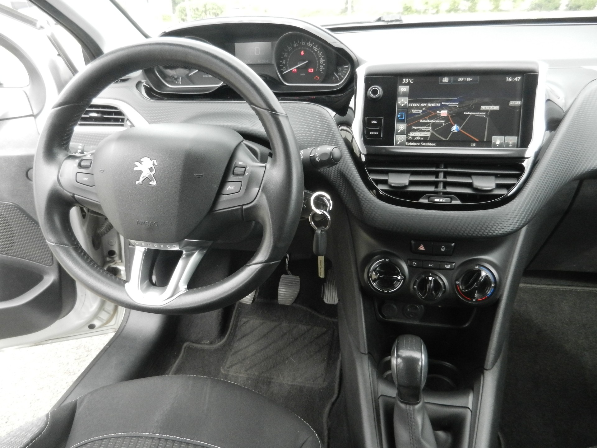 PEUGEOT 208 1.2 PureTech Style-image-11
