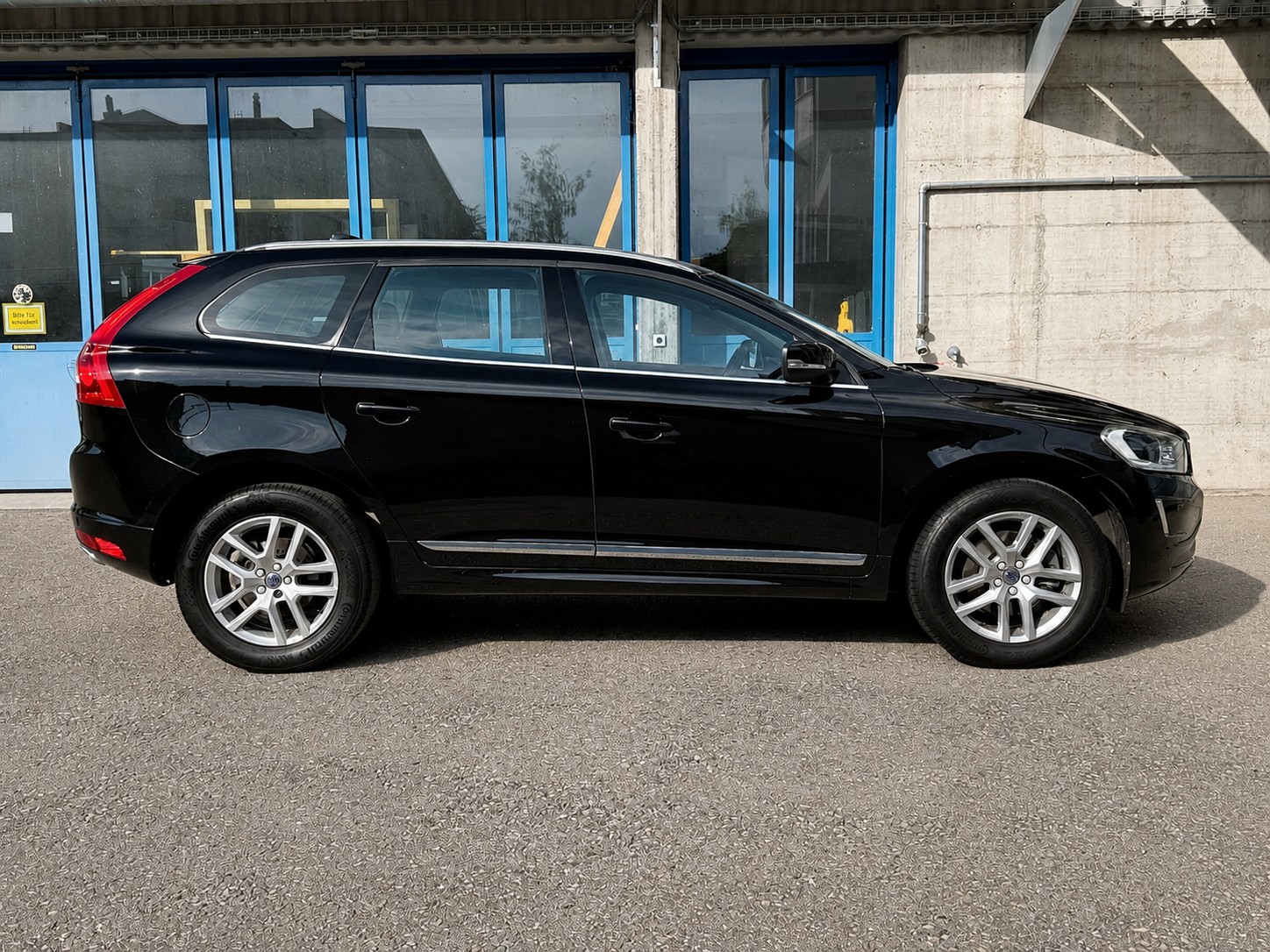 VOLVO XC60 2.0 D4 FWD Summum S/S 🖤-image-2