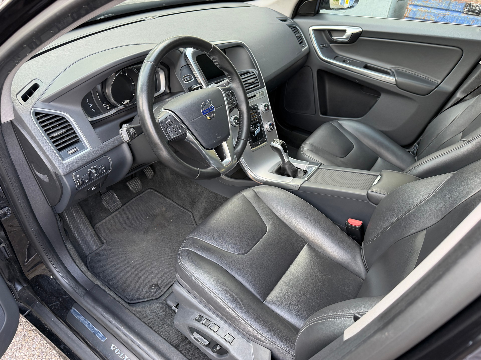 VOLVO XC60 2.0 D4 FWD Summum S/S 🖤-image-8