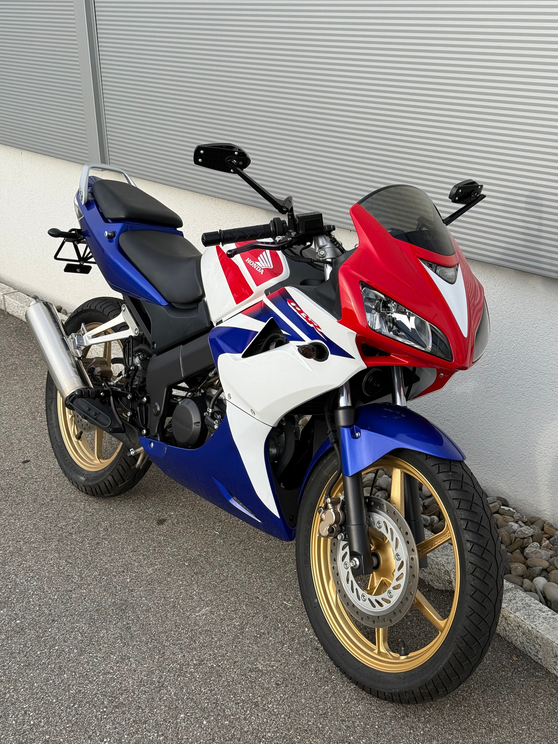 HONDA CBR 125 R-showroom-element-1