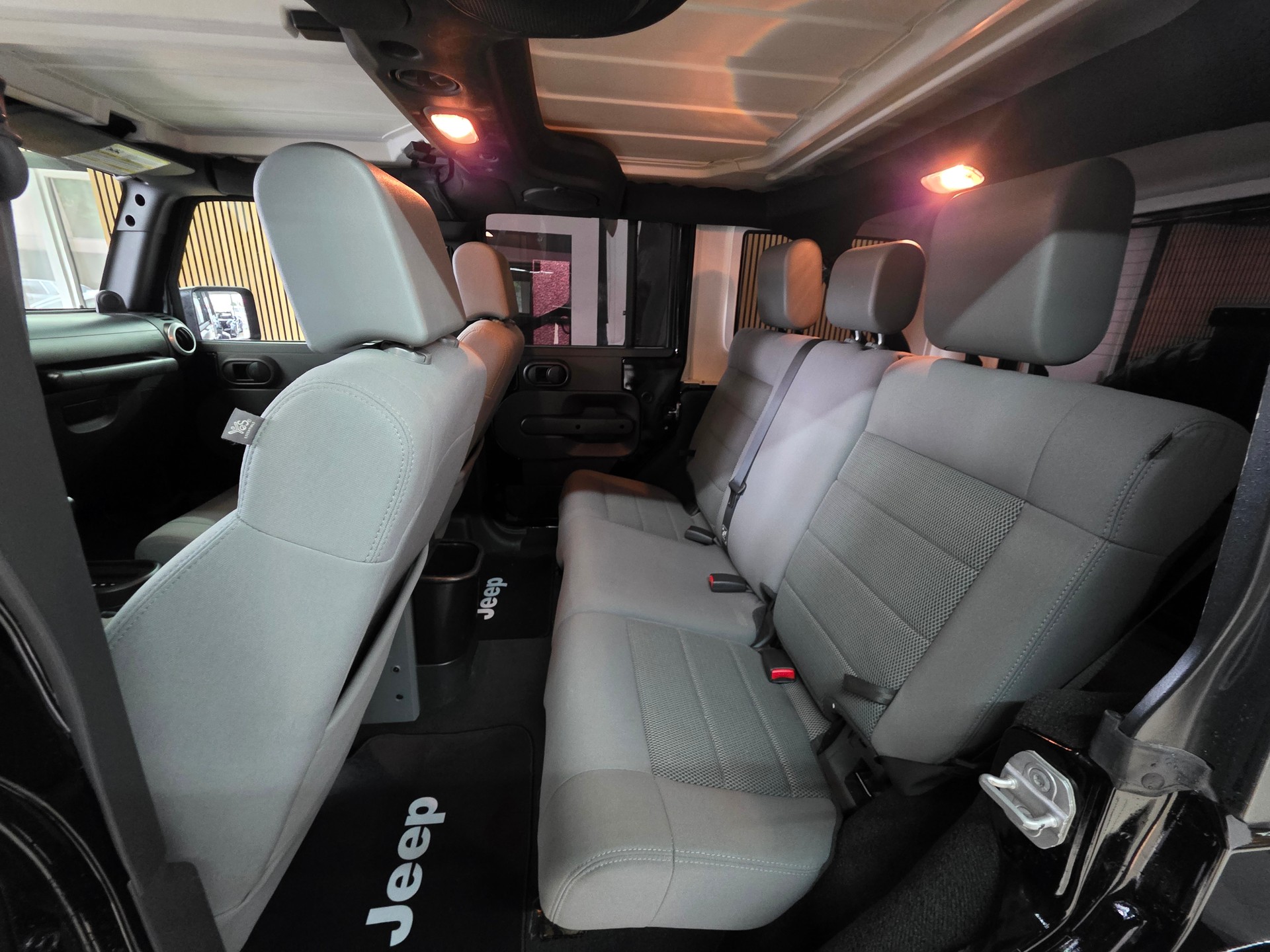 JEEP Wrangler 2.8CRD Unlimited Sahara Automatic-image-13