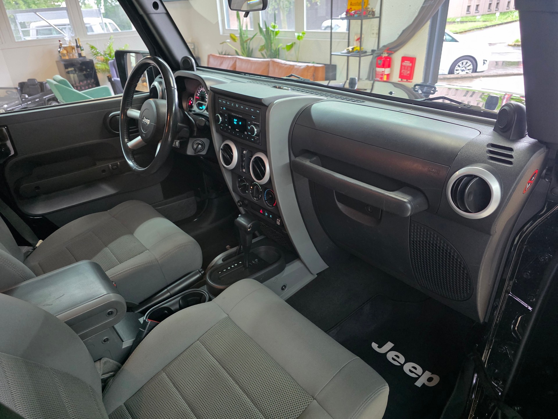 JEEP Wrangler 2.8CRD Unlimited Sahara Automatic-image-8