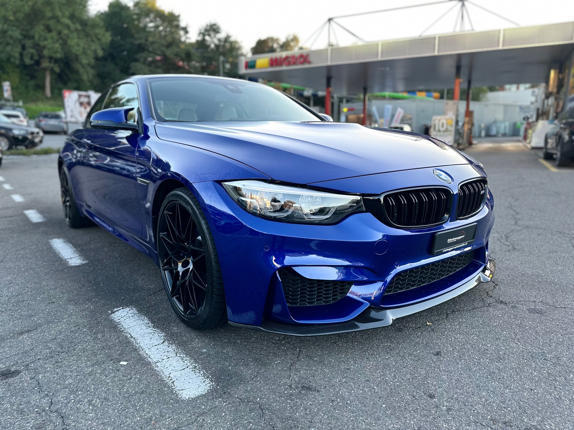 BMW M4 Cabriolet Drivelogic M Competition ° Einzelstück ° San Marino Blau ° Innen Weiss °-showroom-element-1
