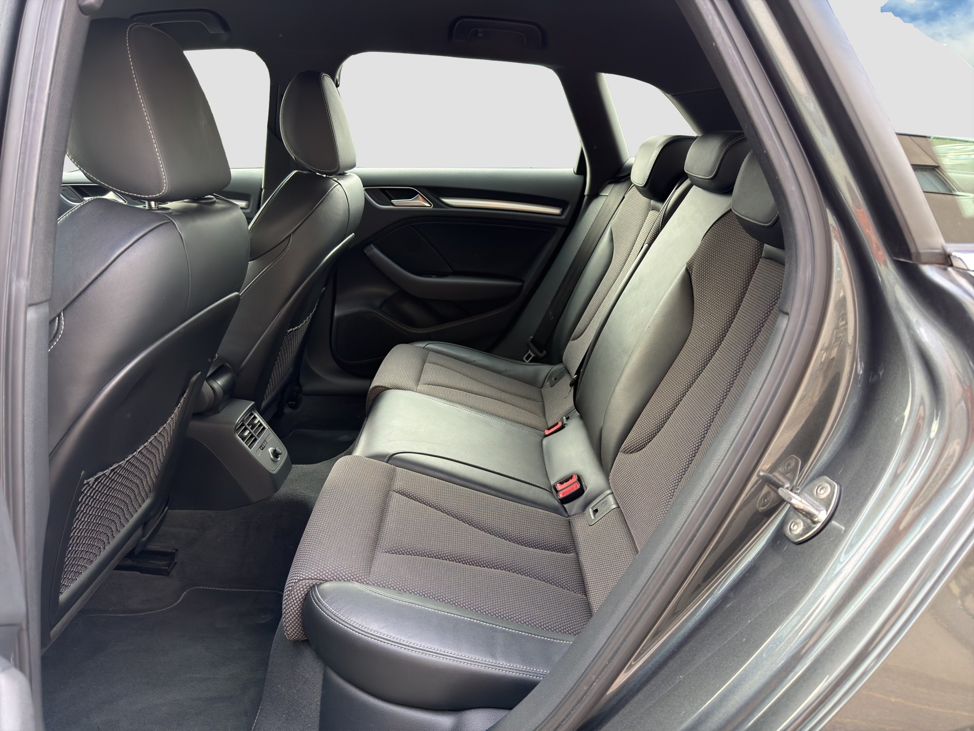 AUDI A3 Sportback 2.0 TDI Sport-image-9