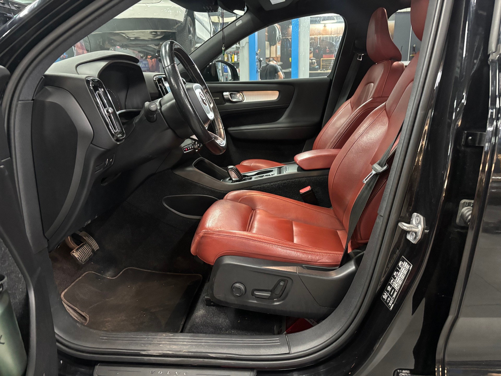 VOLVO XC40 T5 AWD Momentum Geartronic-image-8