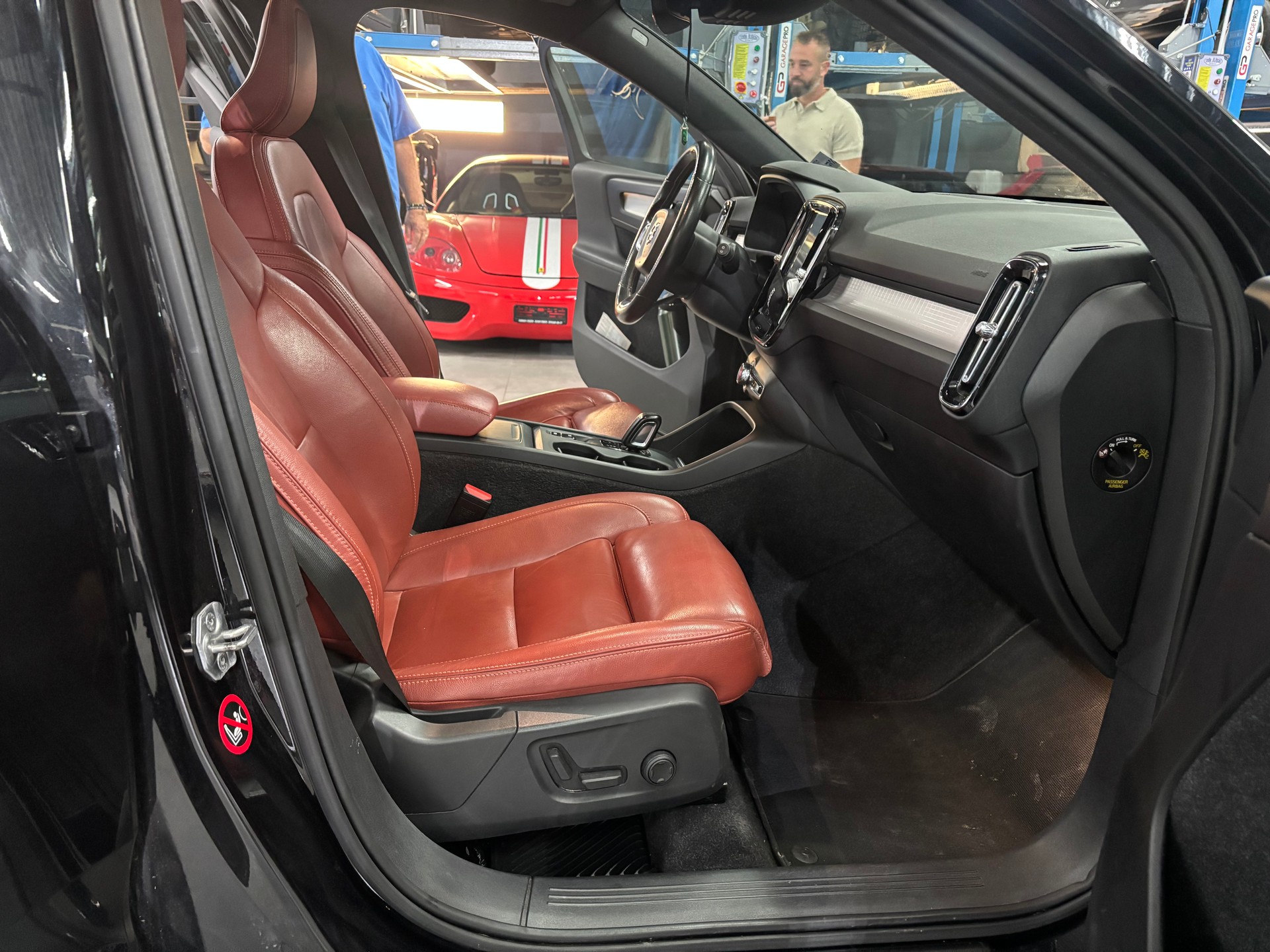 VOLVO XC40 T5 AWD Momentum Geartronic-image-12
