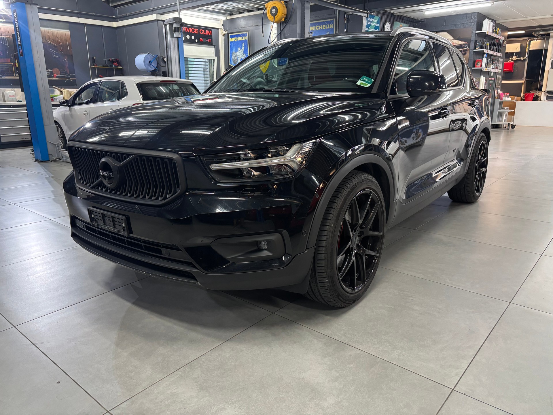 VOLVO XC40 T5 AWD Momentum Geartronic-image-2