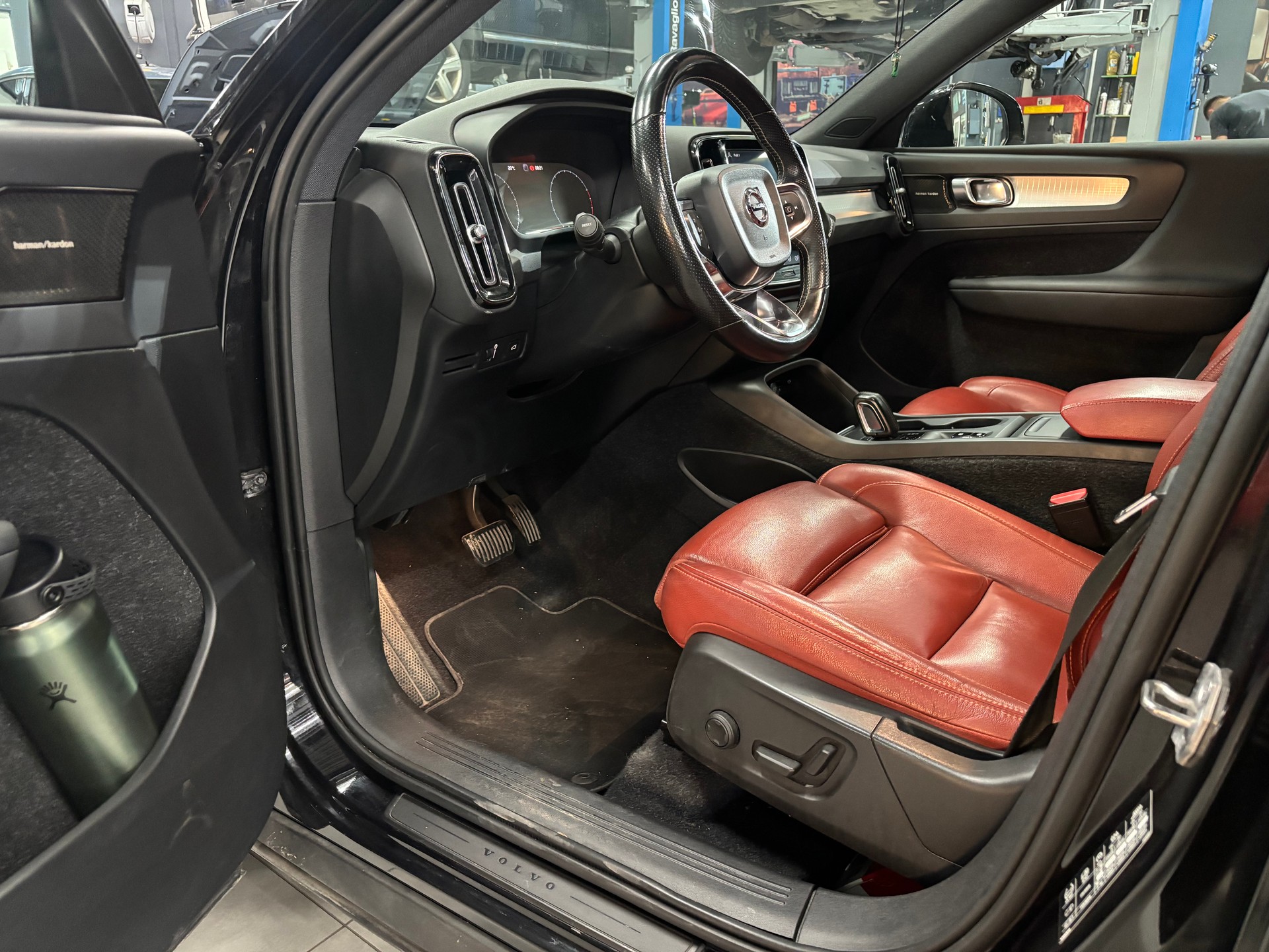 VOLVO XC40 T5 AWD Momentum Geartronic-image-9