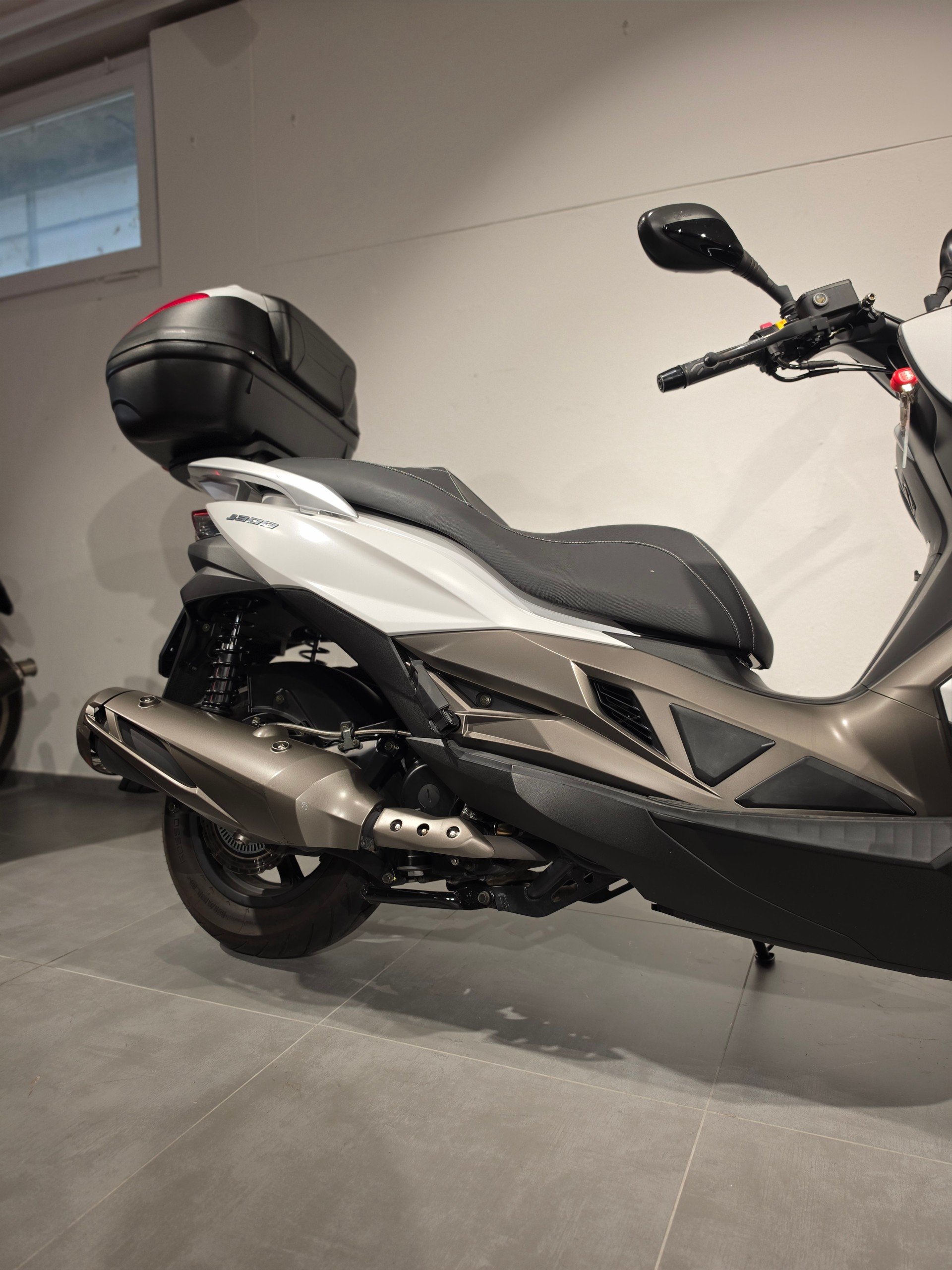 KAWASAKI J 300 ABS-showroom-element-2