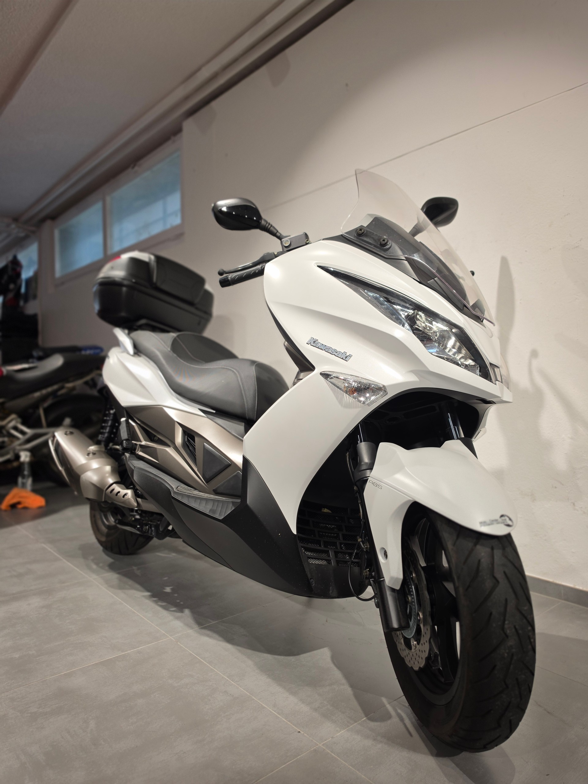 KAWASAKI J 300 ABS-showroom-element-1