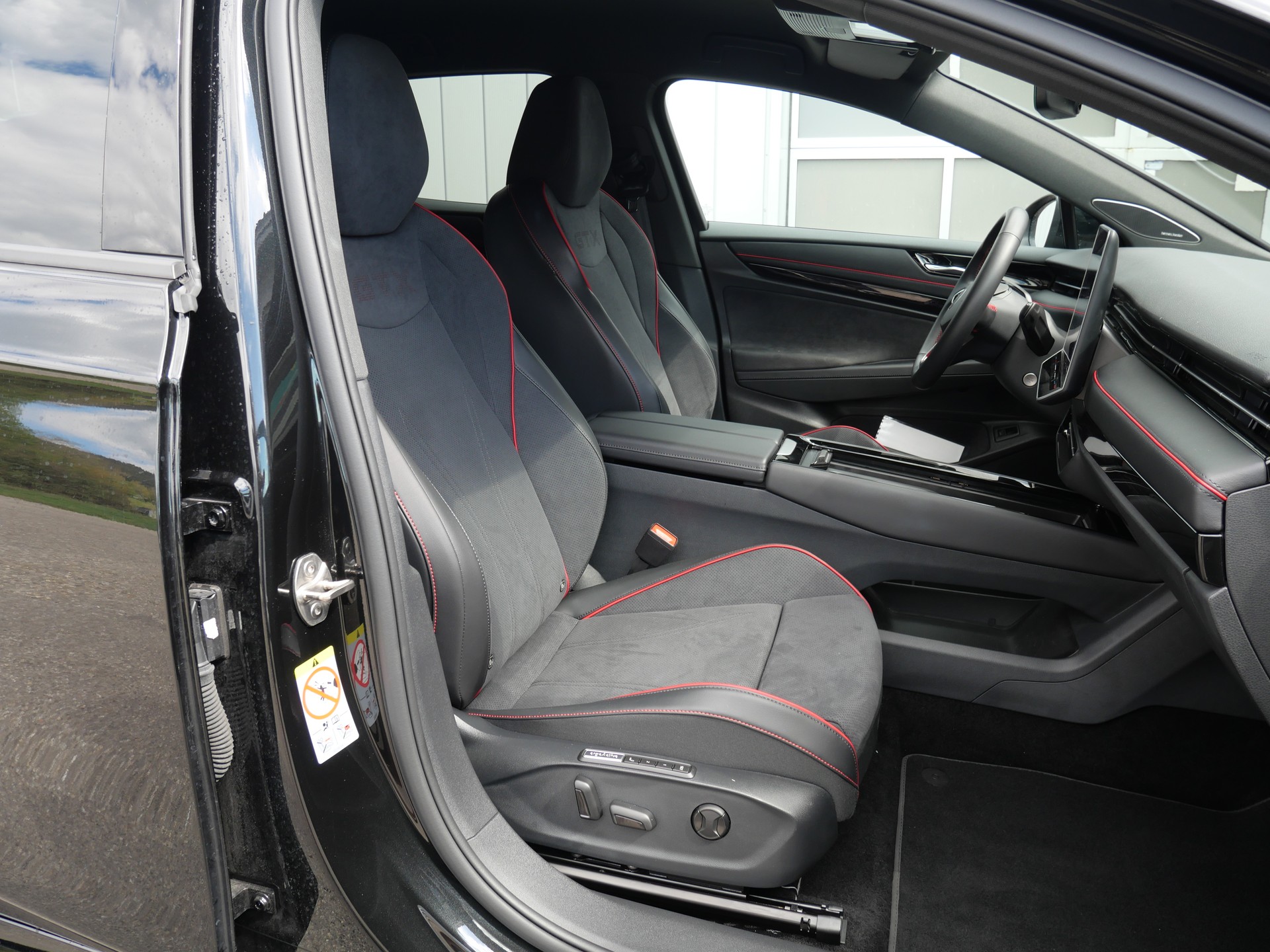 VW ID.7 GTX 86kWh GTX United 4 Motion *CH-Auto, Wärmepumpe, AHK*-image-13