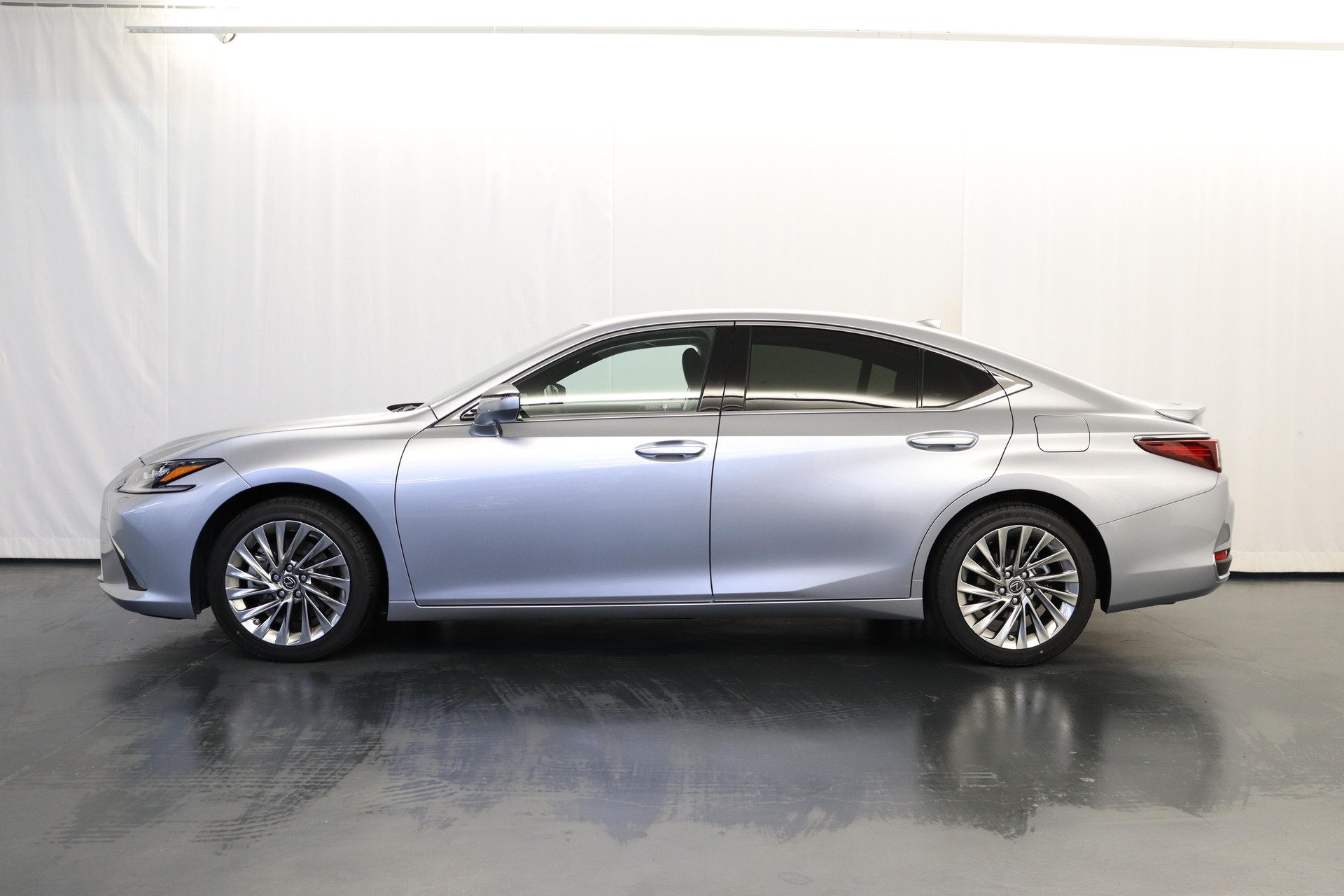 LEXUS ES 300h Excellence-image-3