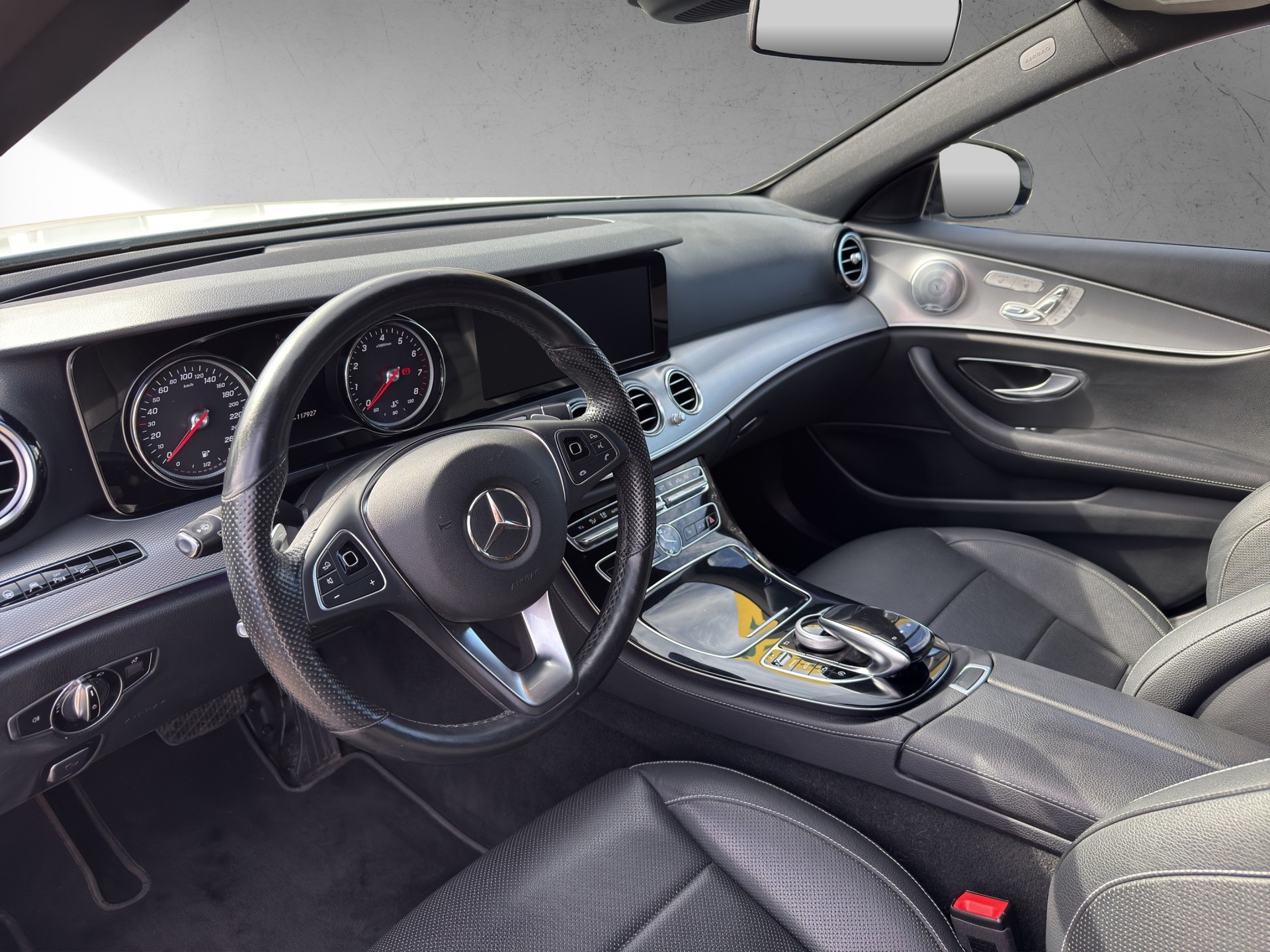 MERCEDES-BENZ E 400 AMG Line 4 Matic 9G-Tronic-image-5