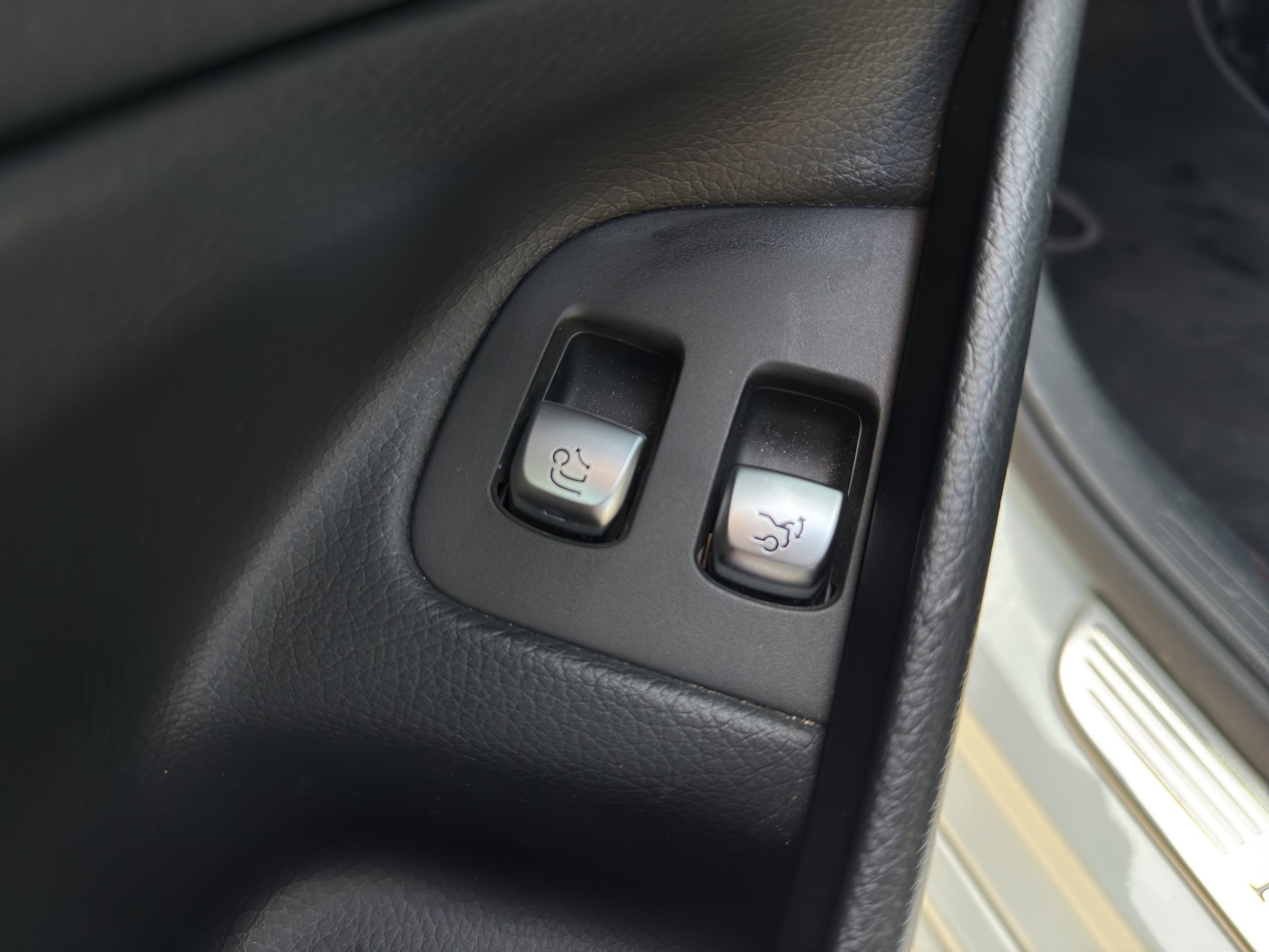 MERCEDES-BENZ E 400 AMG Line 4 Matic 9G-Tronic-image-9