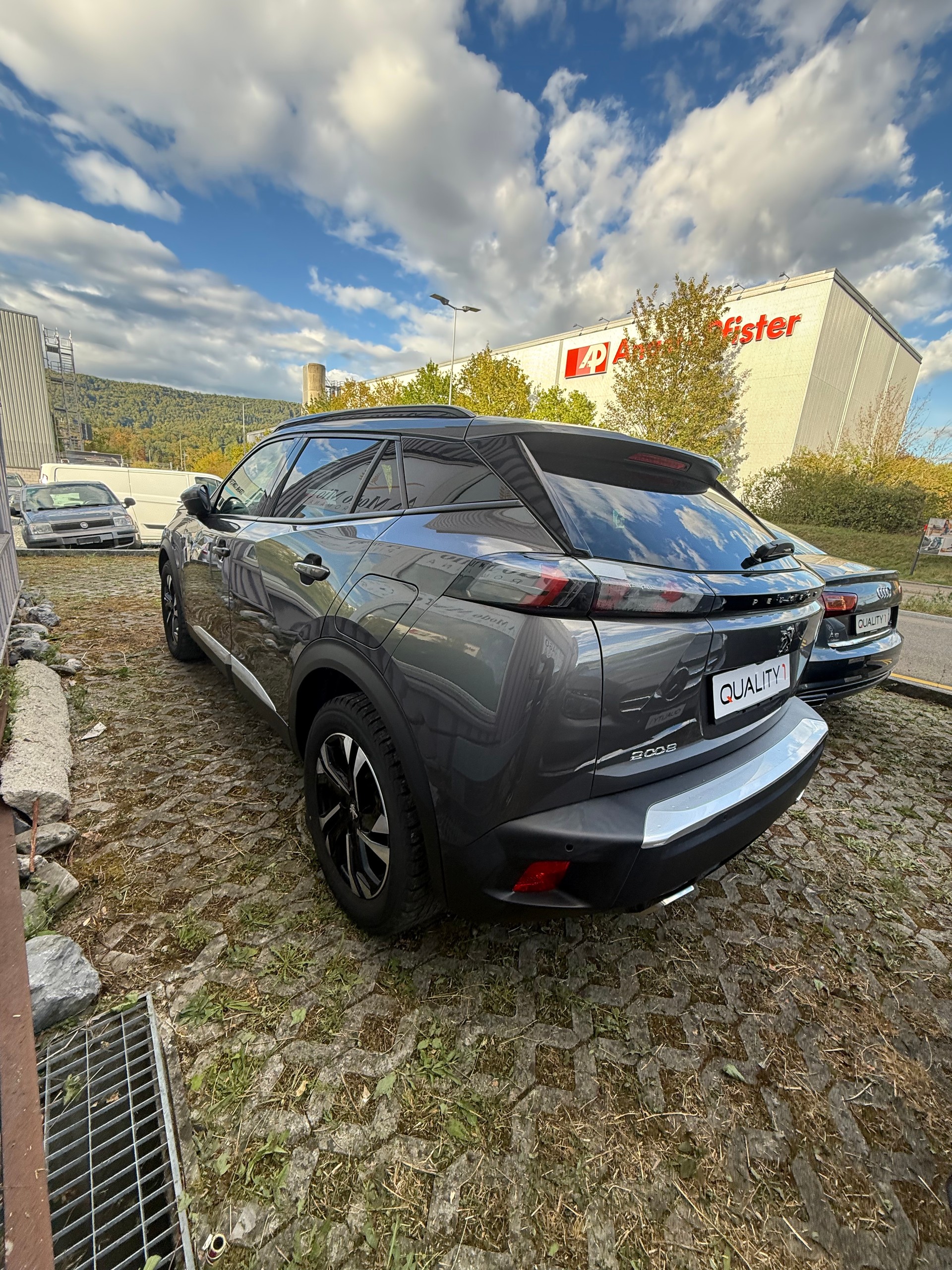 PEUGEOT 2008 1.2 PureTech Allure EAT8-image-1